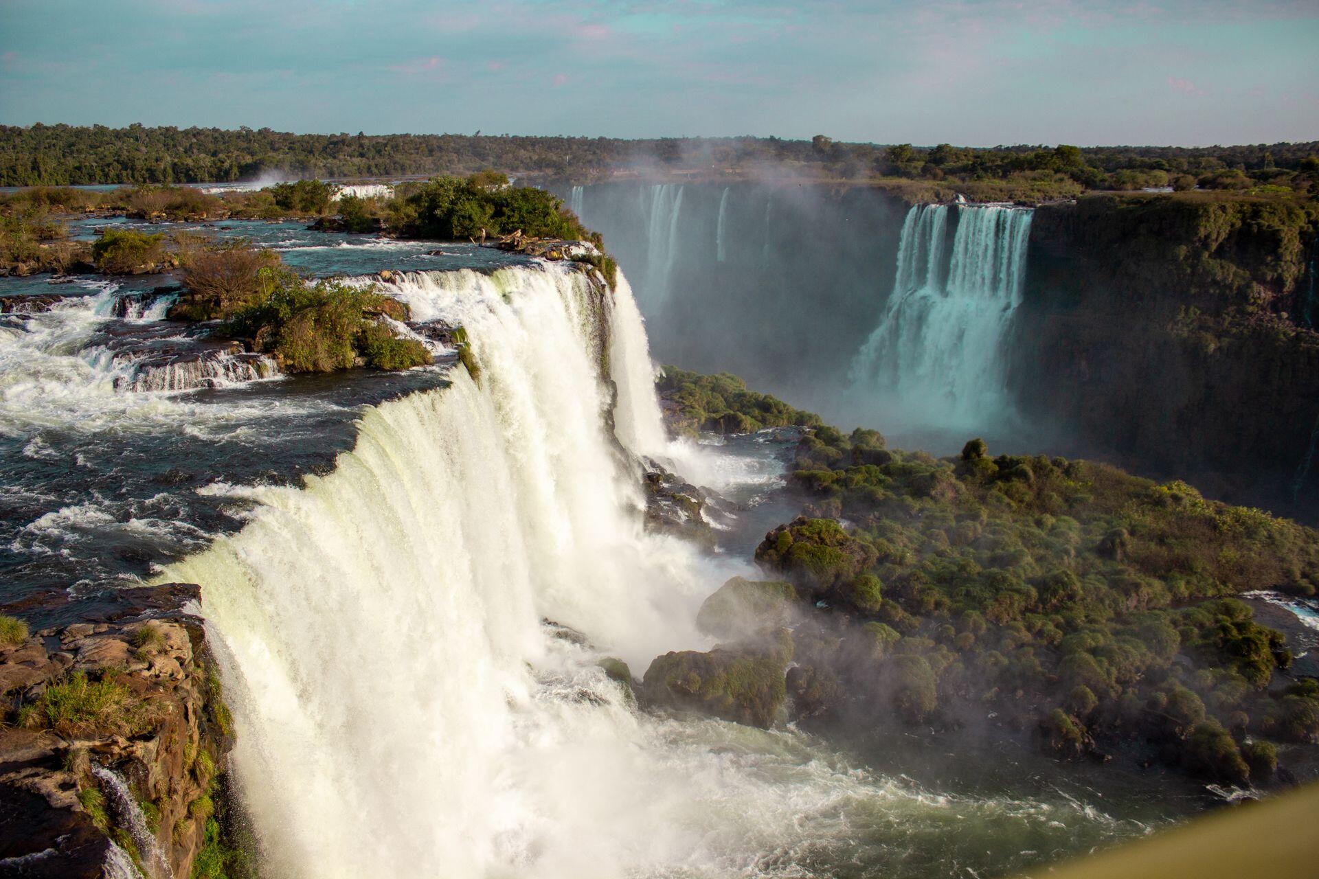 Foz do Iguaçu, Brasil. Panorámica de las caídas de agua de las Cataratas del Iguazú. Foto: Kaká Souza.
