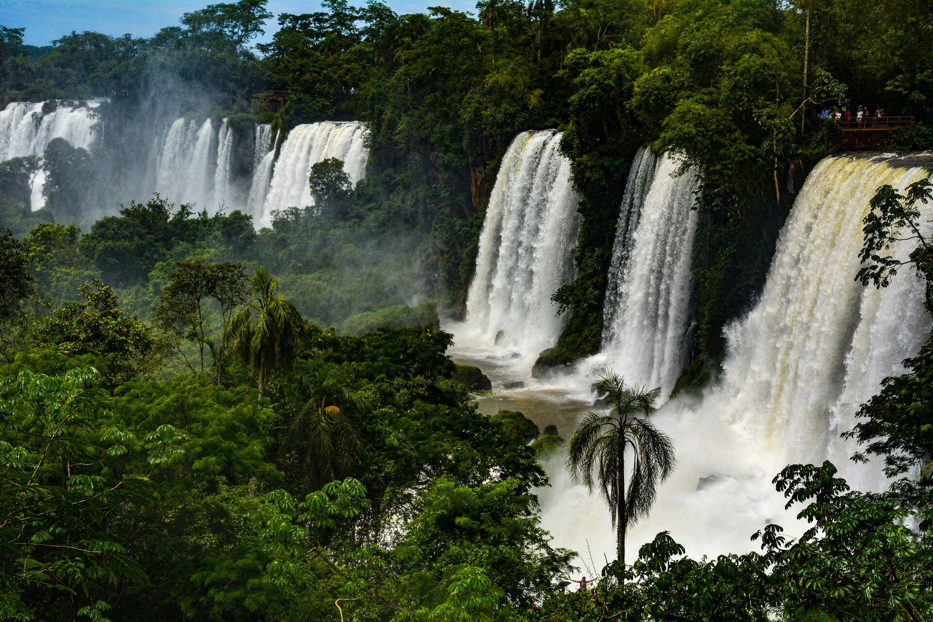 Cataratas del Iguazú, Argentina. Vista panorámica de los saltos de agua desde los senderos del parque. Foto de Veronica Arias.
