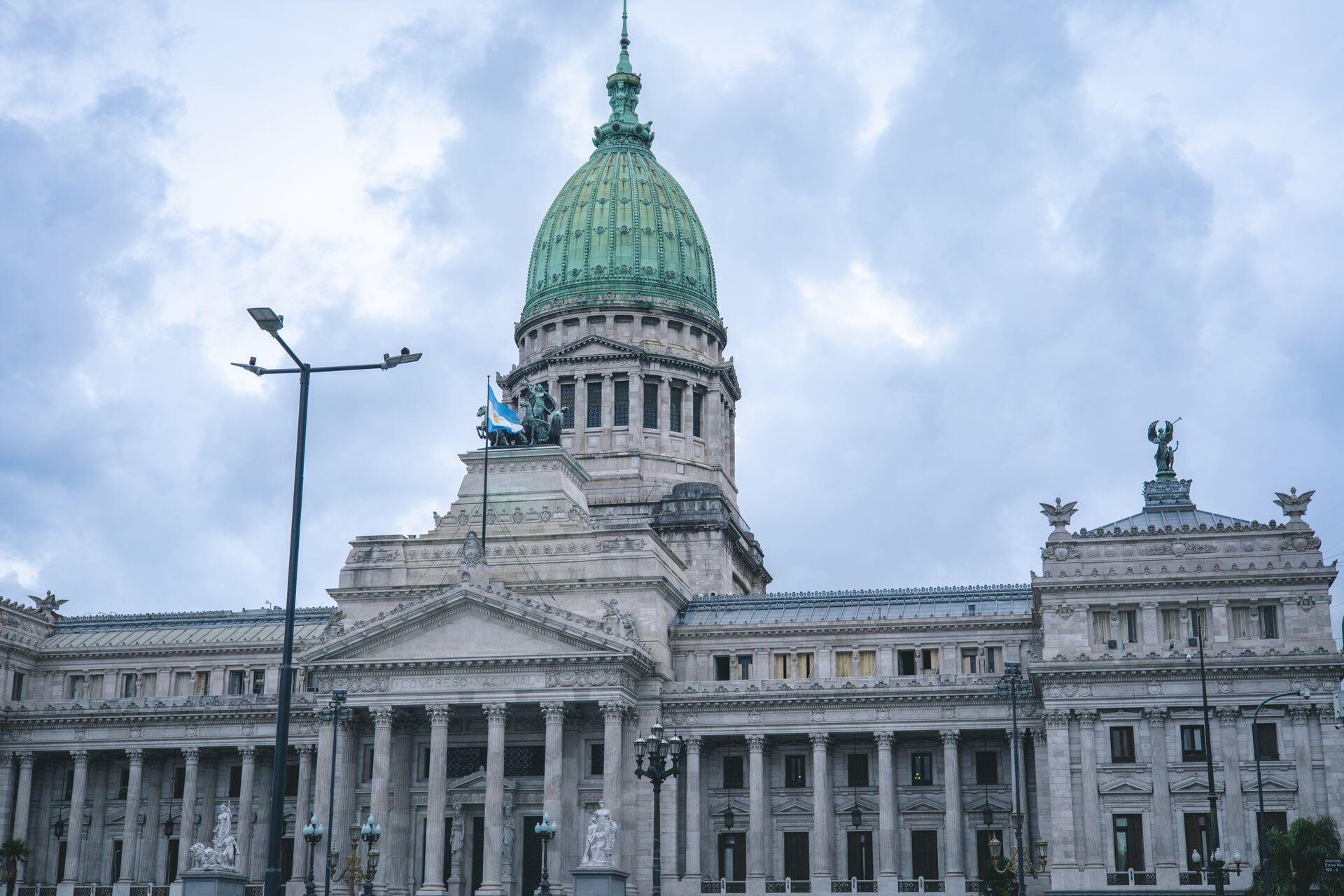 Edificio de piedra gris con cúpula verde. Congreso de la Nación Argentina, Buenos Aires.