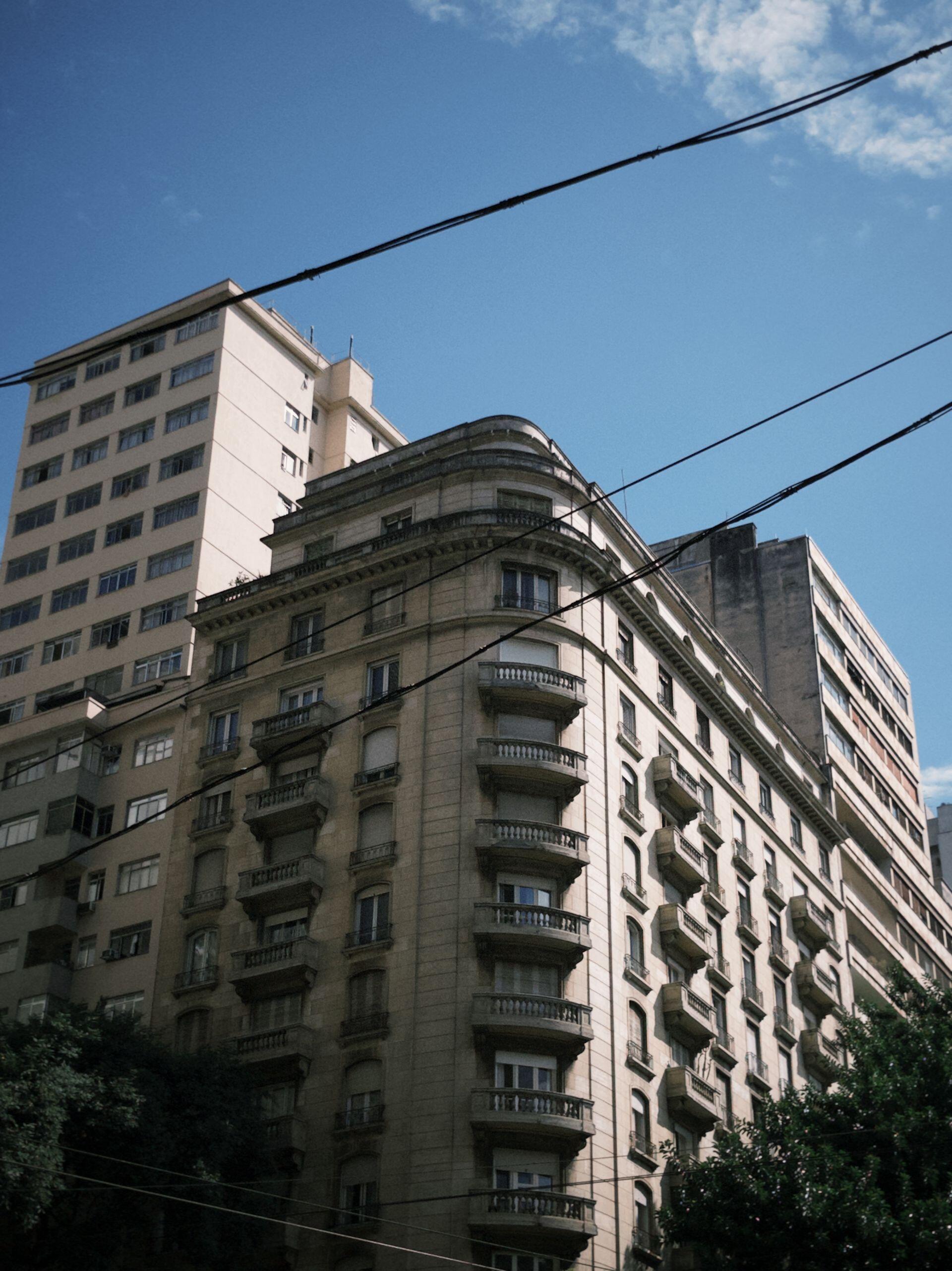 Edificio de estilo francés en la ciudad.