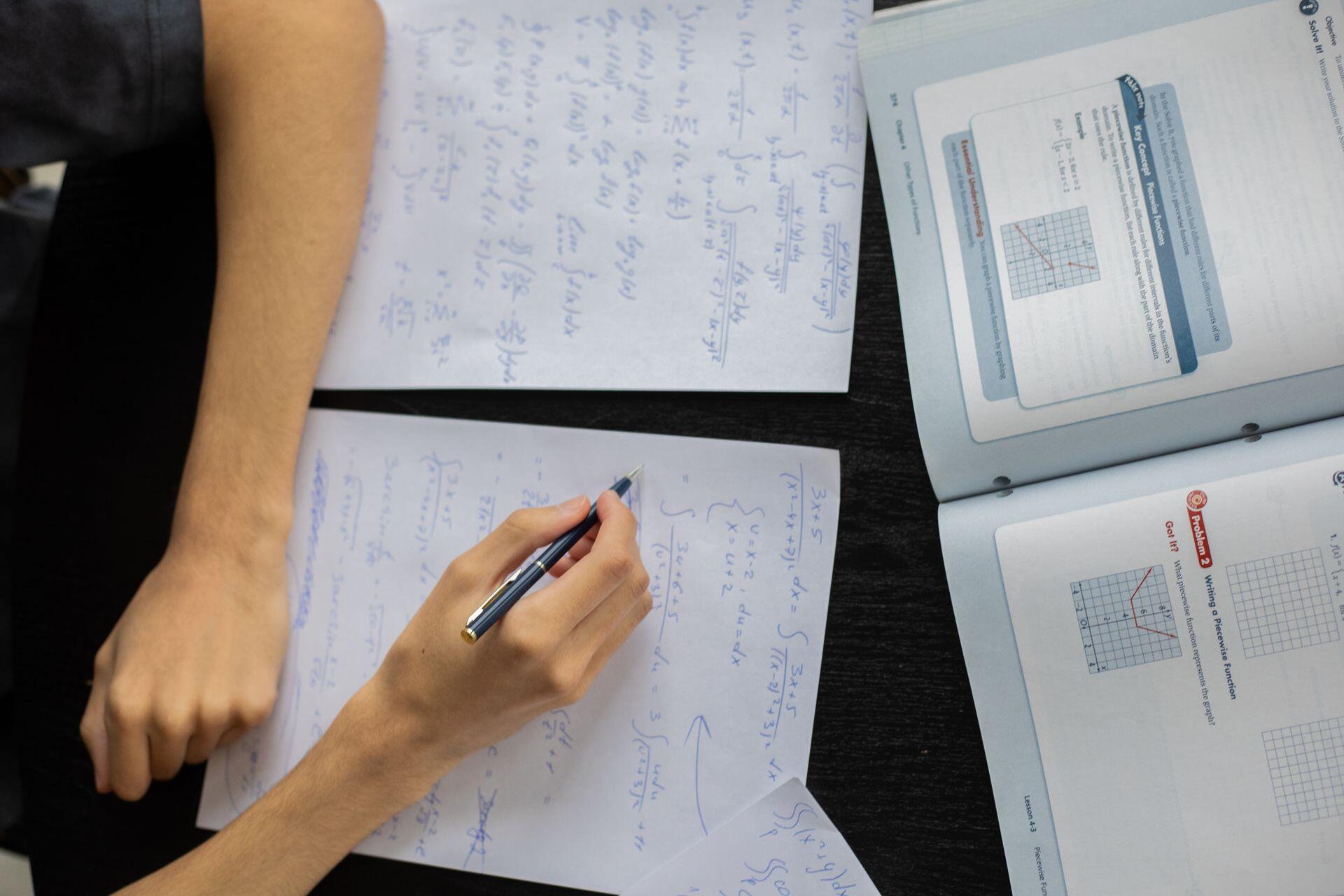 Estudiando matemáticas.