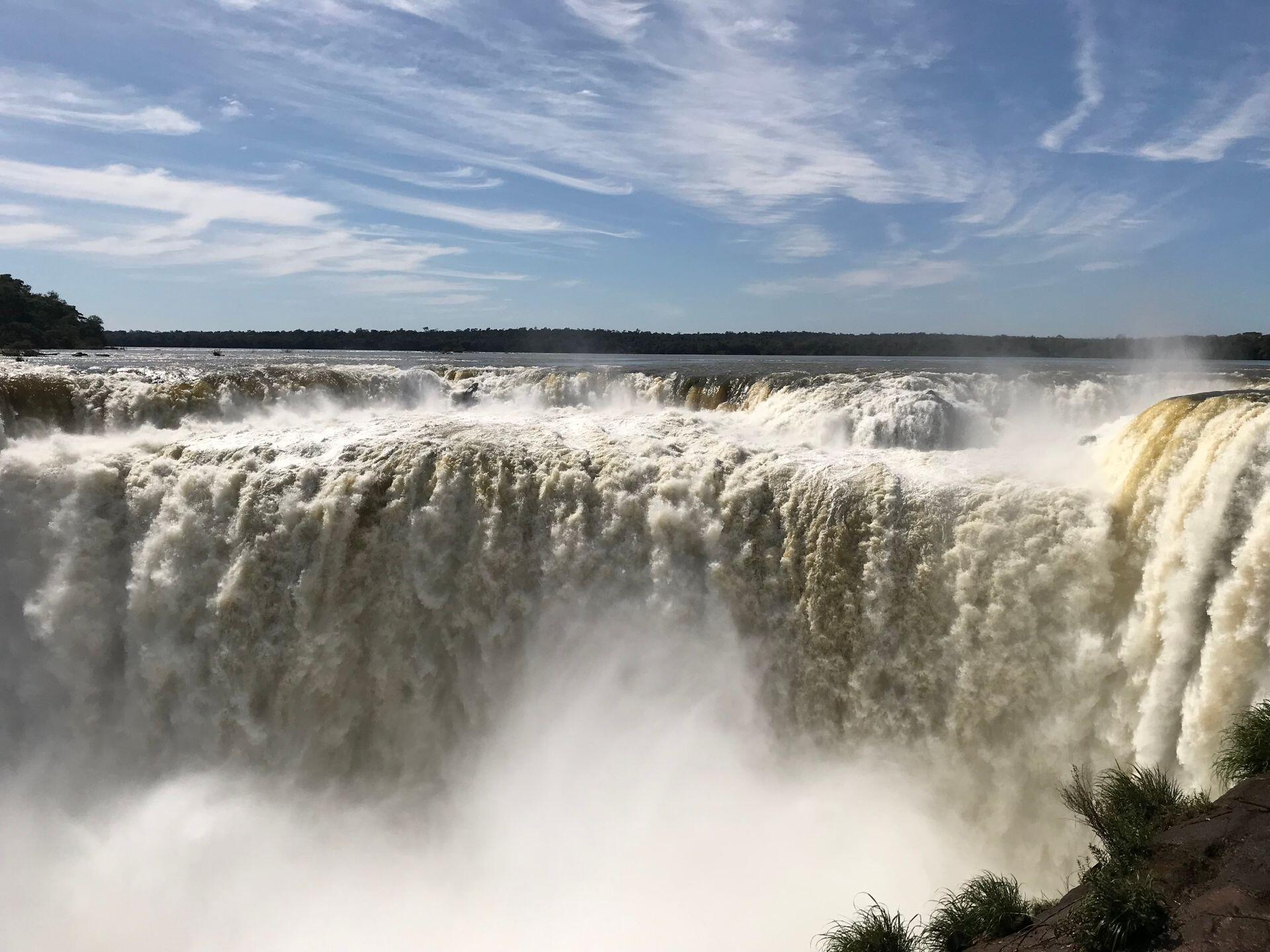 Vista en primer plano de la caída de agua en la Garganta del Diablo, Cataratas del Iguazú, Misiones. Fuente: Sofia Linares Corsano via Pexels.