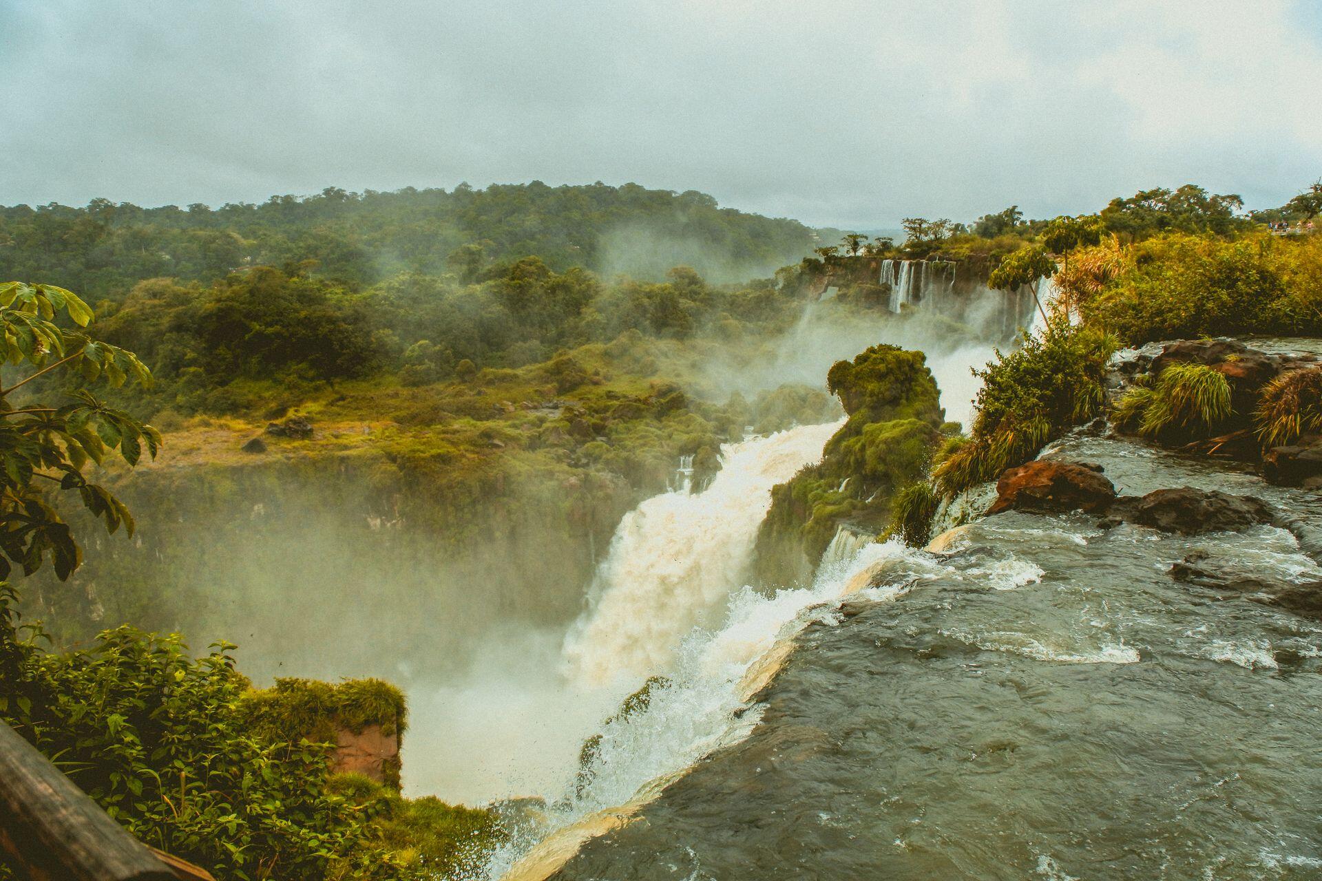 Cataratas del Iguazú, lado de Brasil. Panorámica de los saltos y la selva desde las pasarelas brasileñas por Andre Manuel.