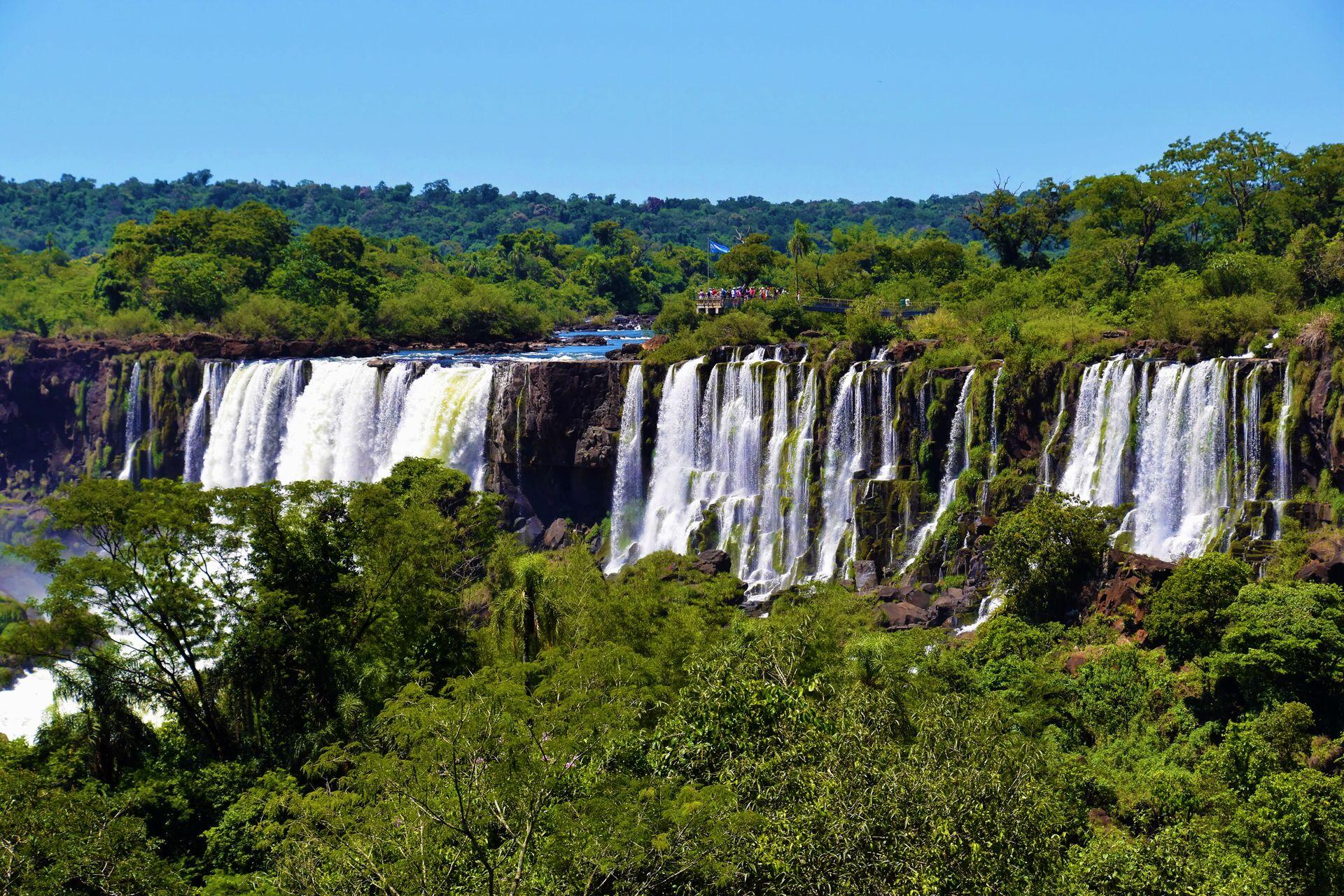 Panorámica de múltiples saltos de las Cataratas del Iguazú rodeados de la exuberante selva misionera. Fuente: Jeffrey Eisen via Pexels.