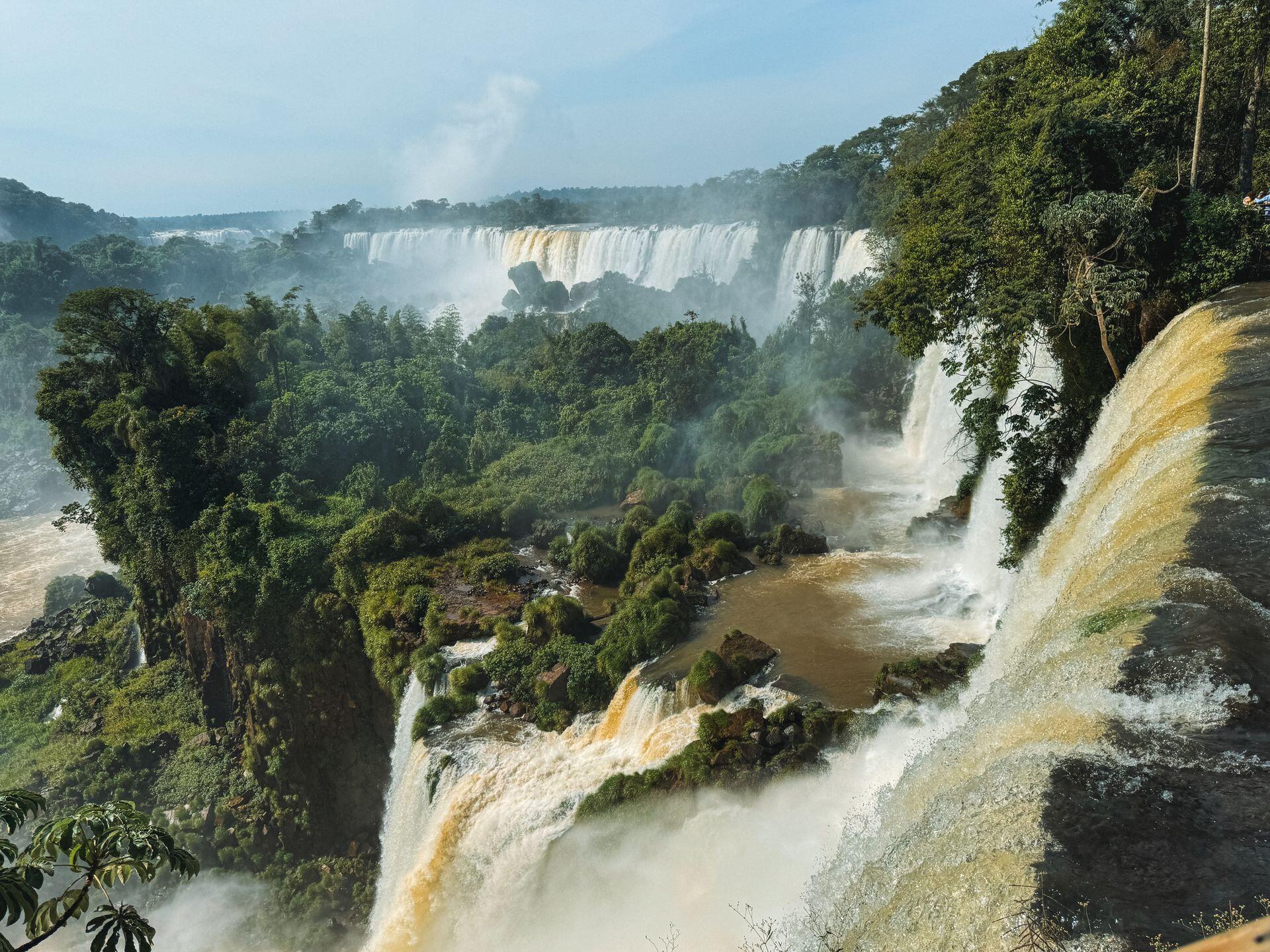 Puerto Iguazú, Misiones, Argentina. Vista desde arriba de los saltos con bruma y vegetación selvática por Marina Zvada.
