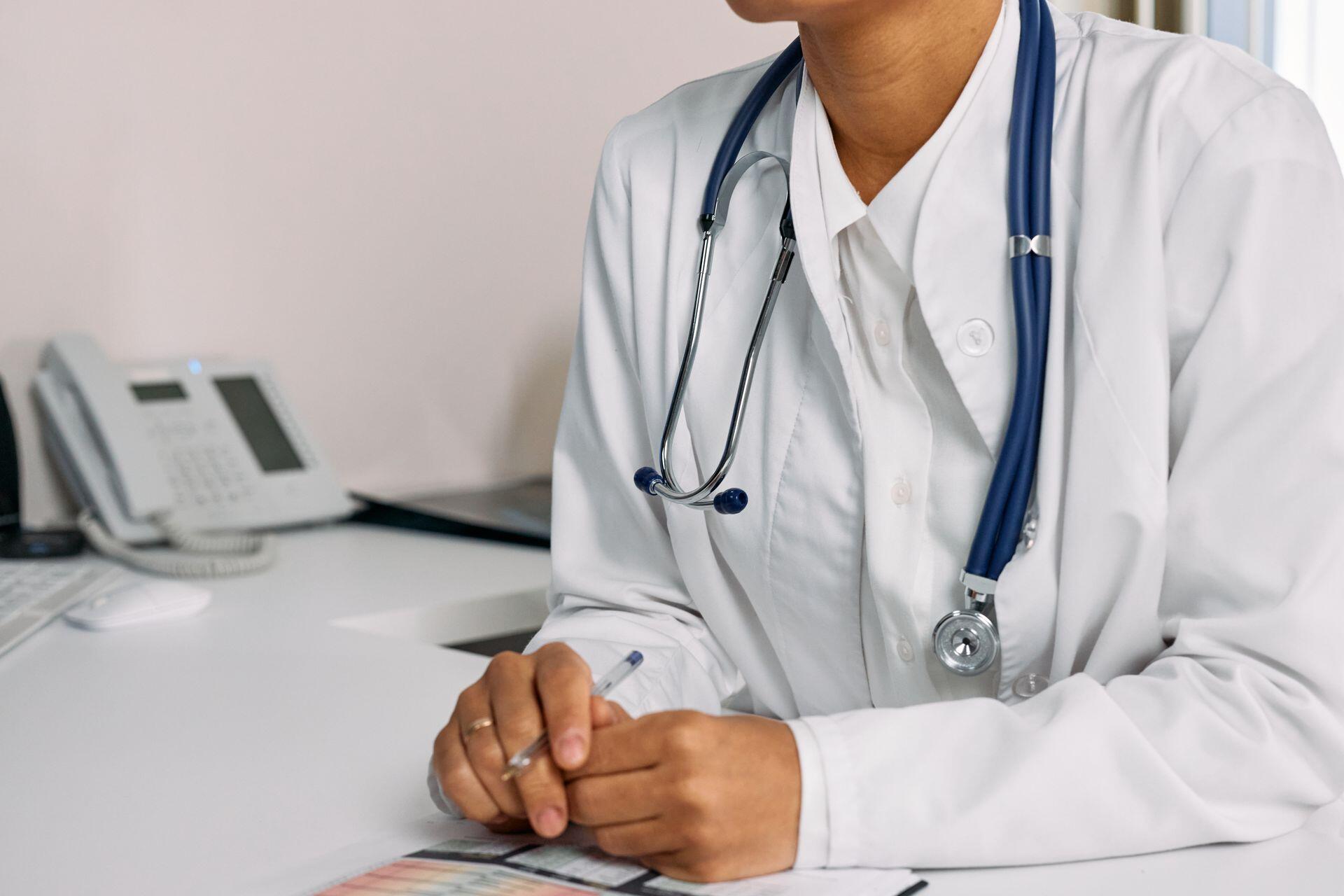 Consultorio, detalle de un profesional de salud con estetoscopio listo para la atención, por cottonbro studio.