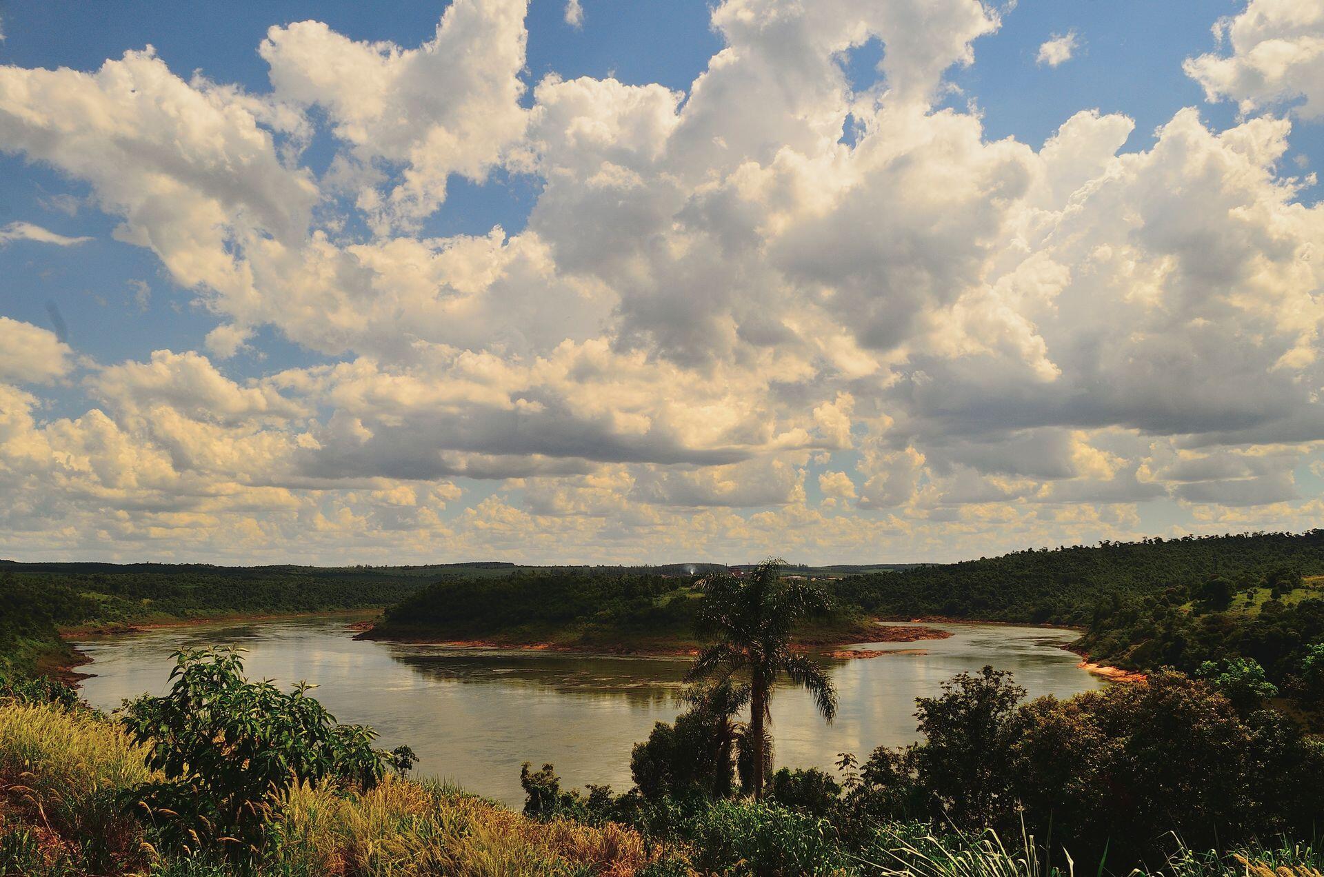 Wanda, Misiones, Argentina. Paisaje del río Paraná rodeado de selva bajo un cielo nublado. Fuente: Flickr.