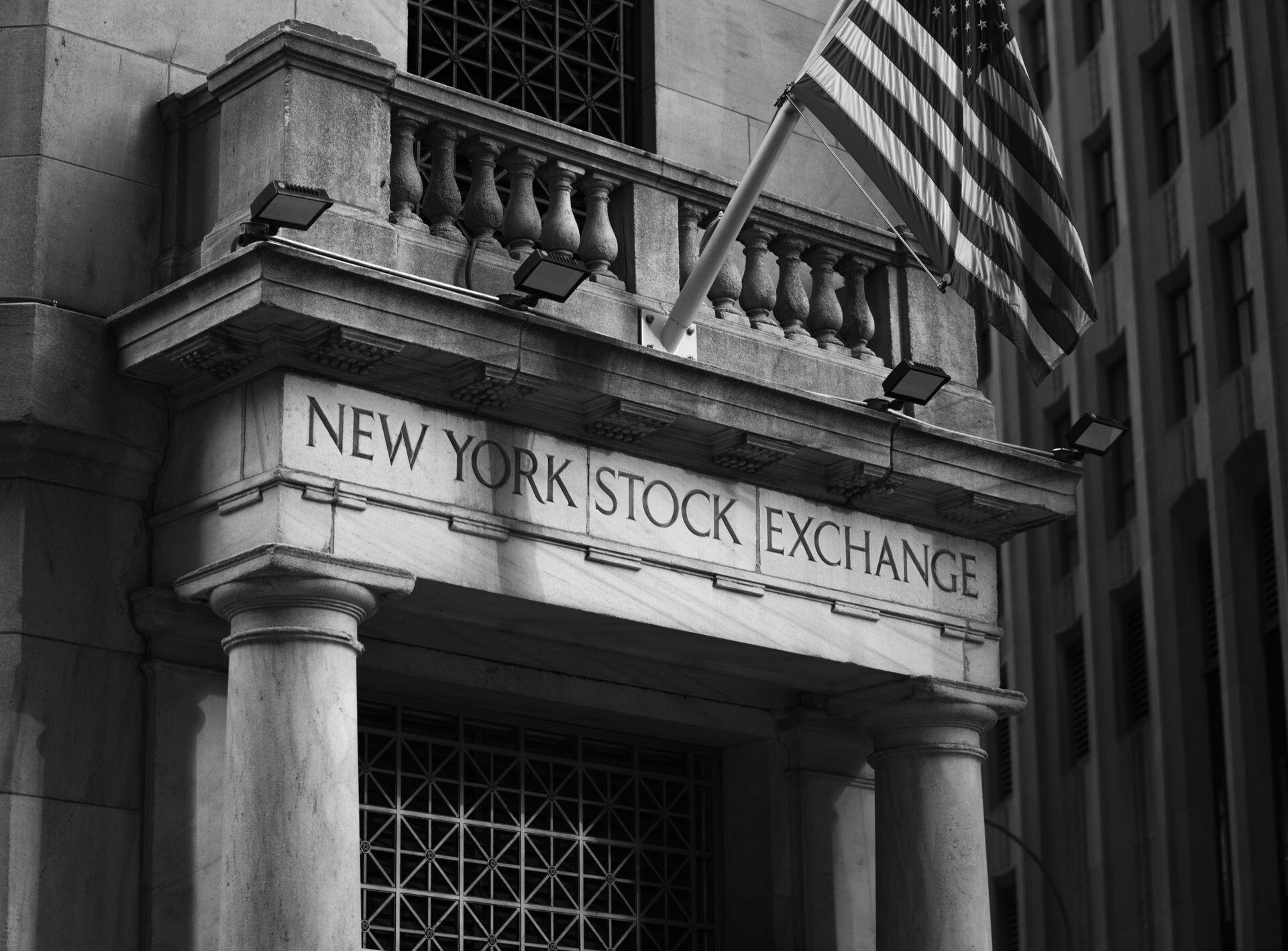 New York, United States, entrada principal del New York Stock Exchange en blanco y negro, David Hou.