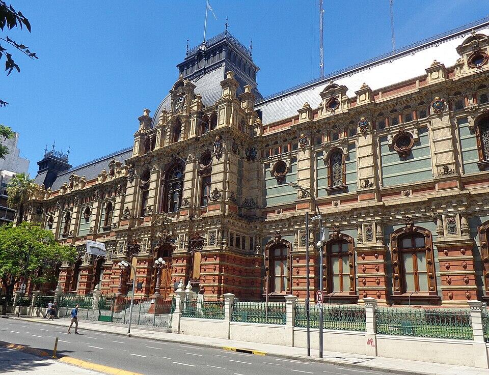 Edificio Aguas Corrientes, de estilo francés en Buenos Aires.