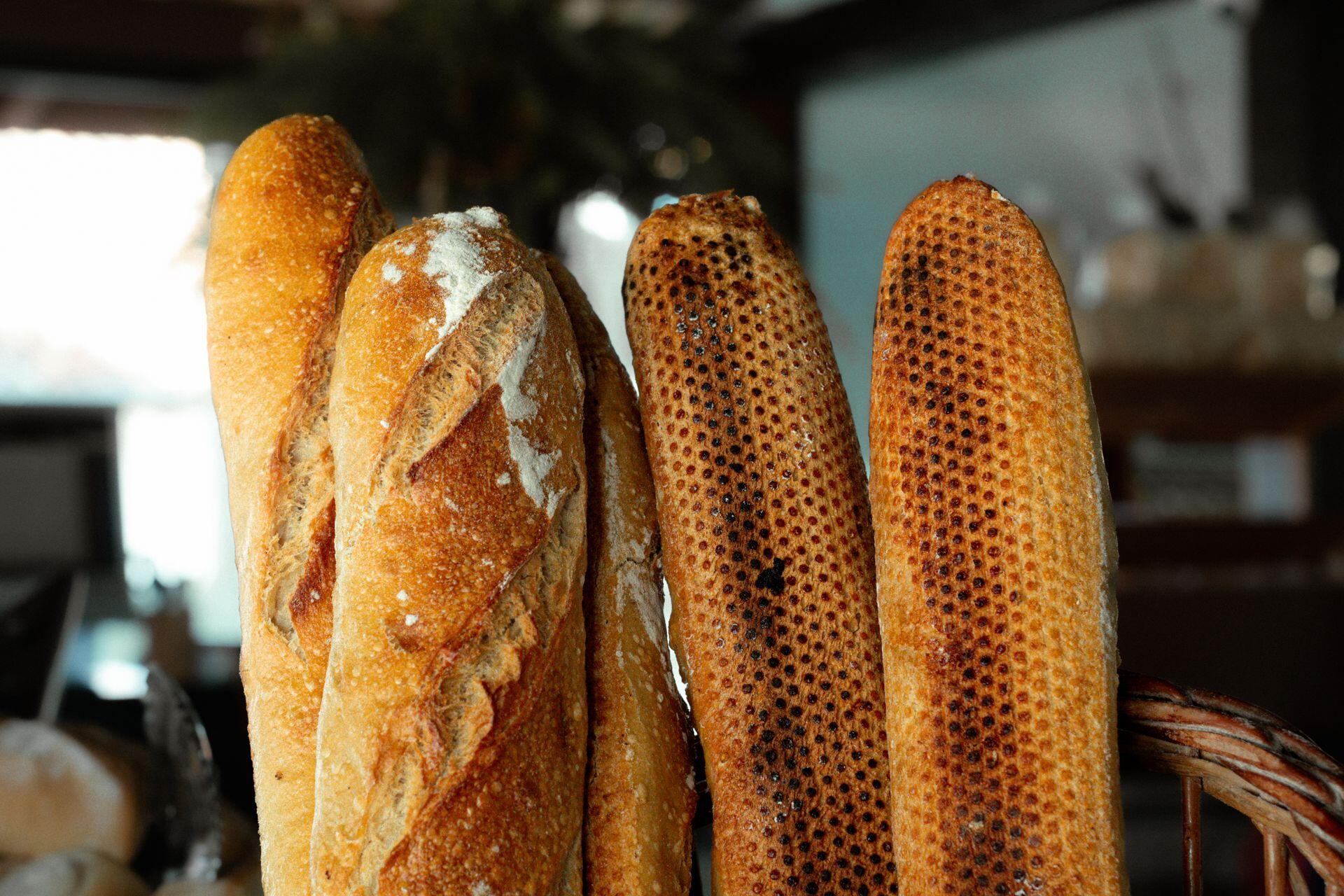 Panes baguette dentro de una canasta.