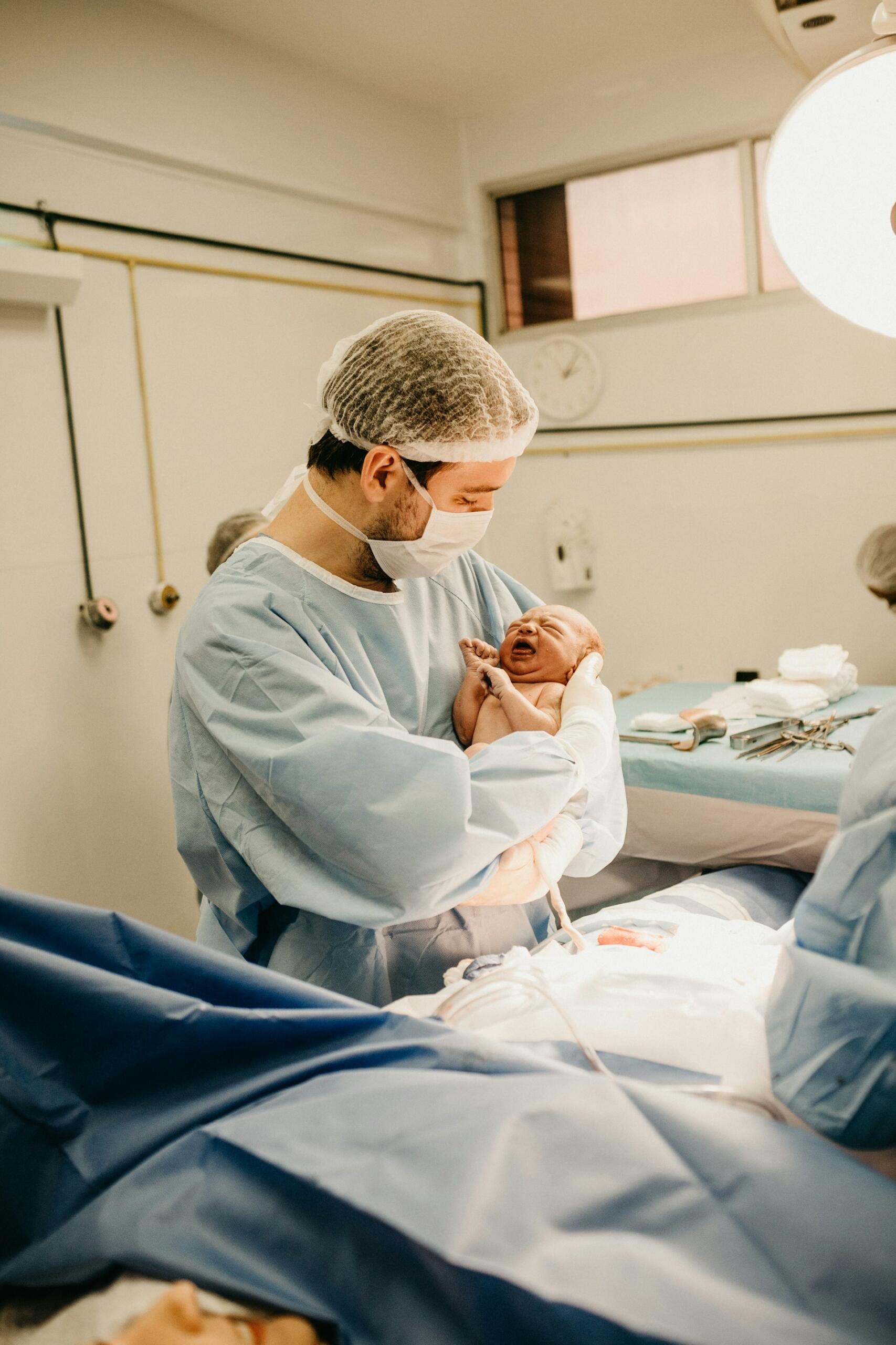 Área de obstetricia en un hospital, médico sosteniendo a un bebé recién nacido que llora, fuente: Jonathan Borba.