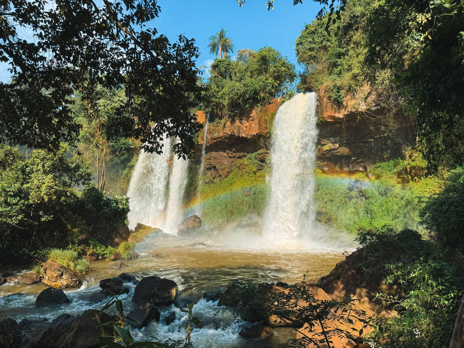 Puerto Iguazú, Argentina. Saltos de agua en la selva misionera con un arcoíris visible. Foto de Marina Zvada.