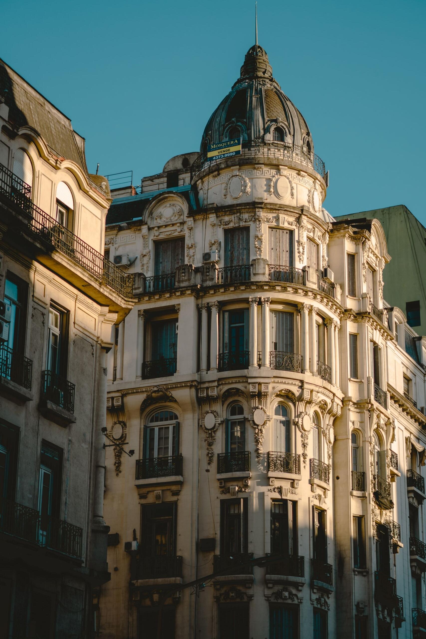 Edificio de estilo frances en un día soleado.