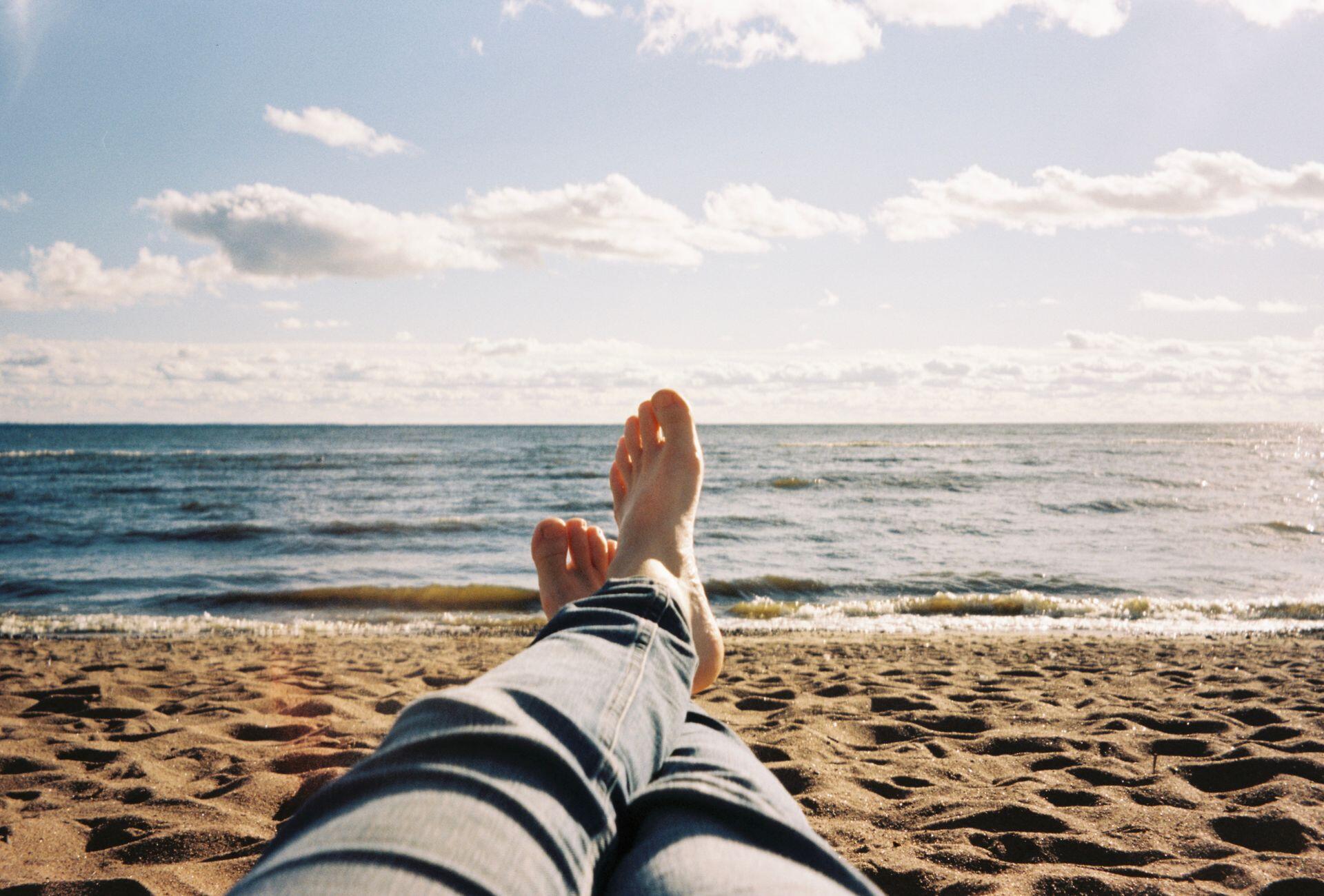 Relax en la playa frente al mar.