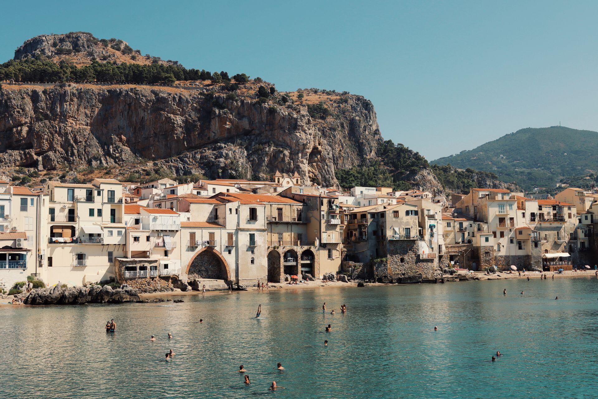 Ciudad con casas a la orilla del mar.