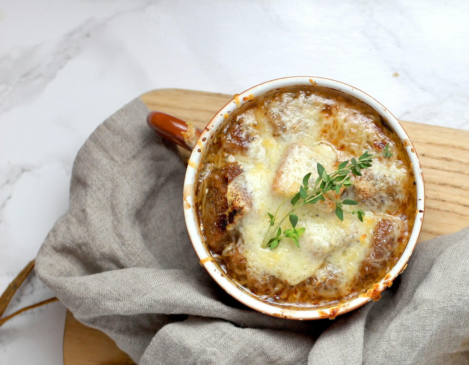 Sopa gratinada sobre una tela gris.