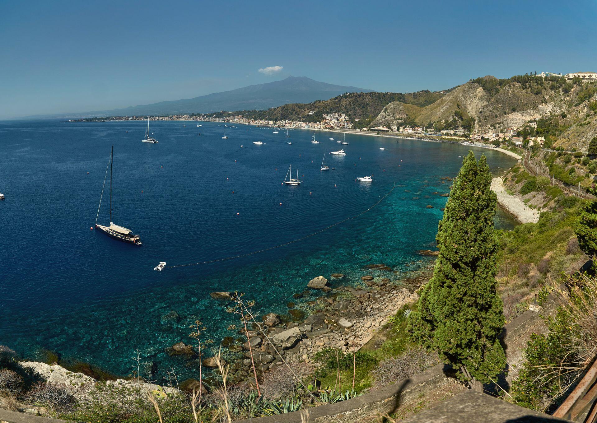 Mar turquesa con barcos flotando.