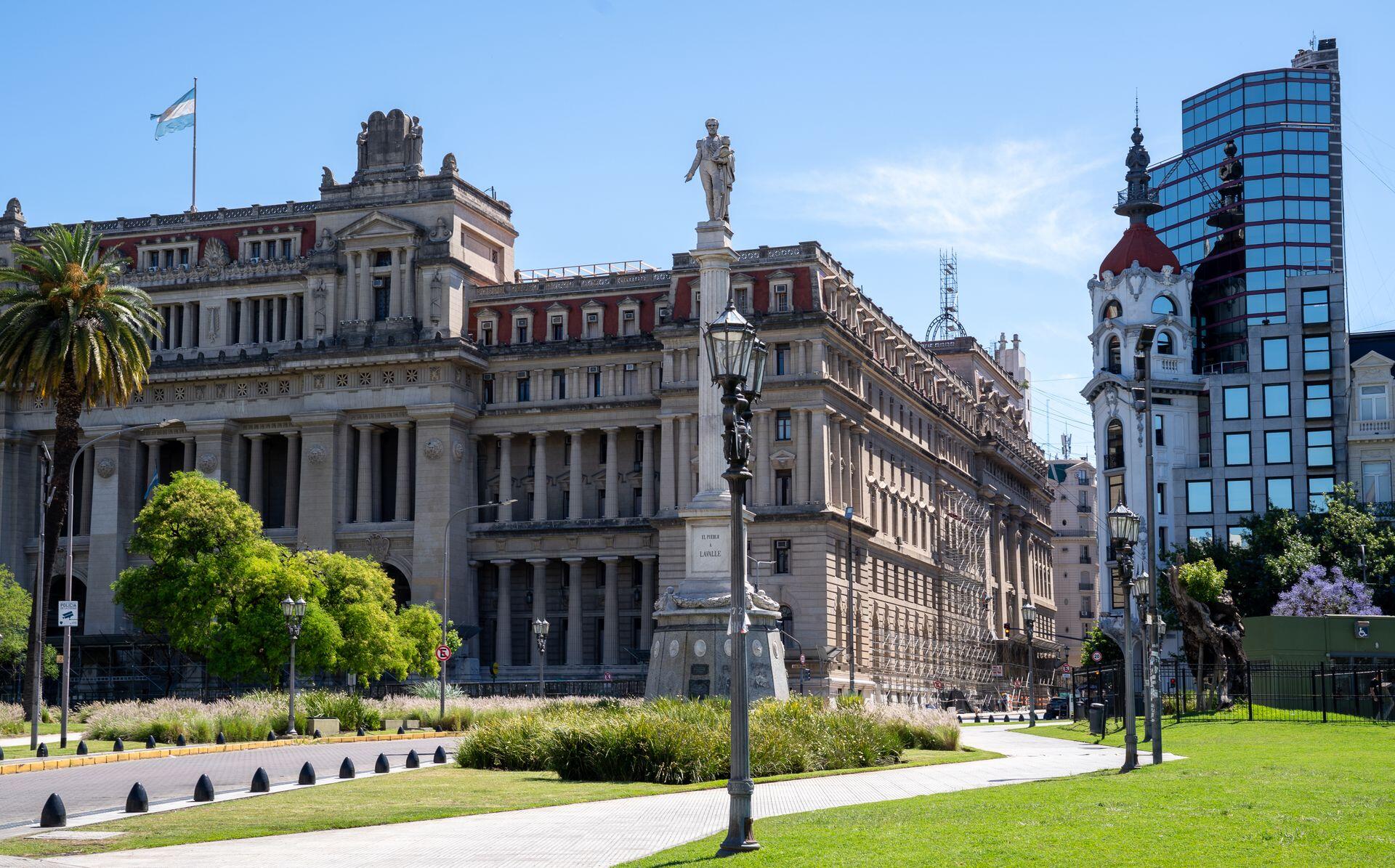 Fotografía arquitectónica de la Corte Suprema en Buenos Aires, Argentina, en un día soleado.