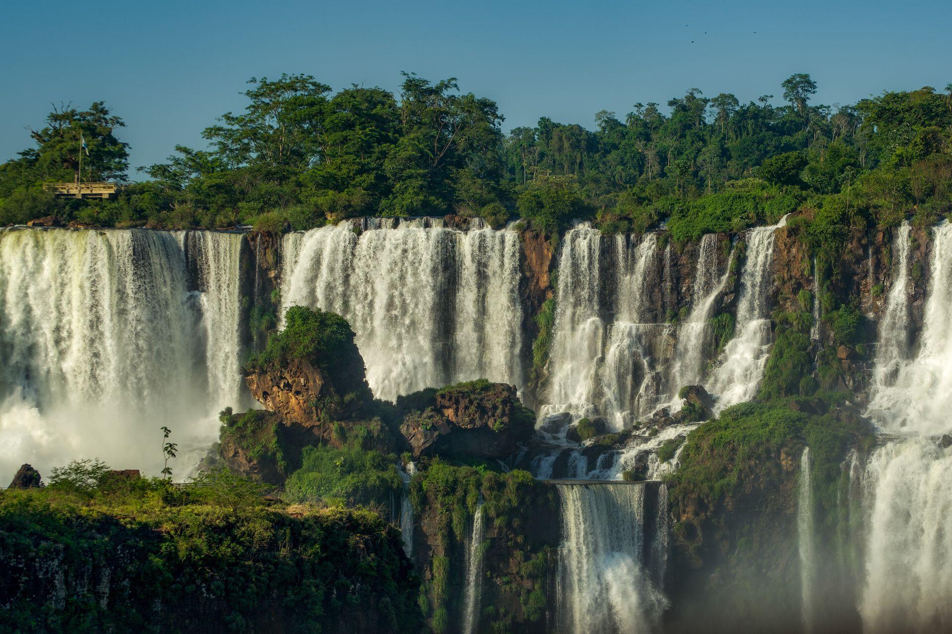 Cataratas del Iguazú, Misiones, Argentina. Impresionante vista de los saltos rodeados de exuberante vegetación por Marcelo Gonzalez.