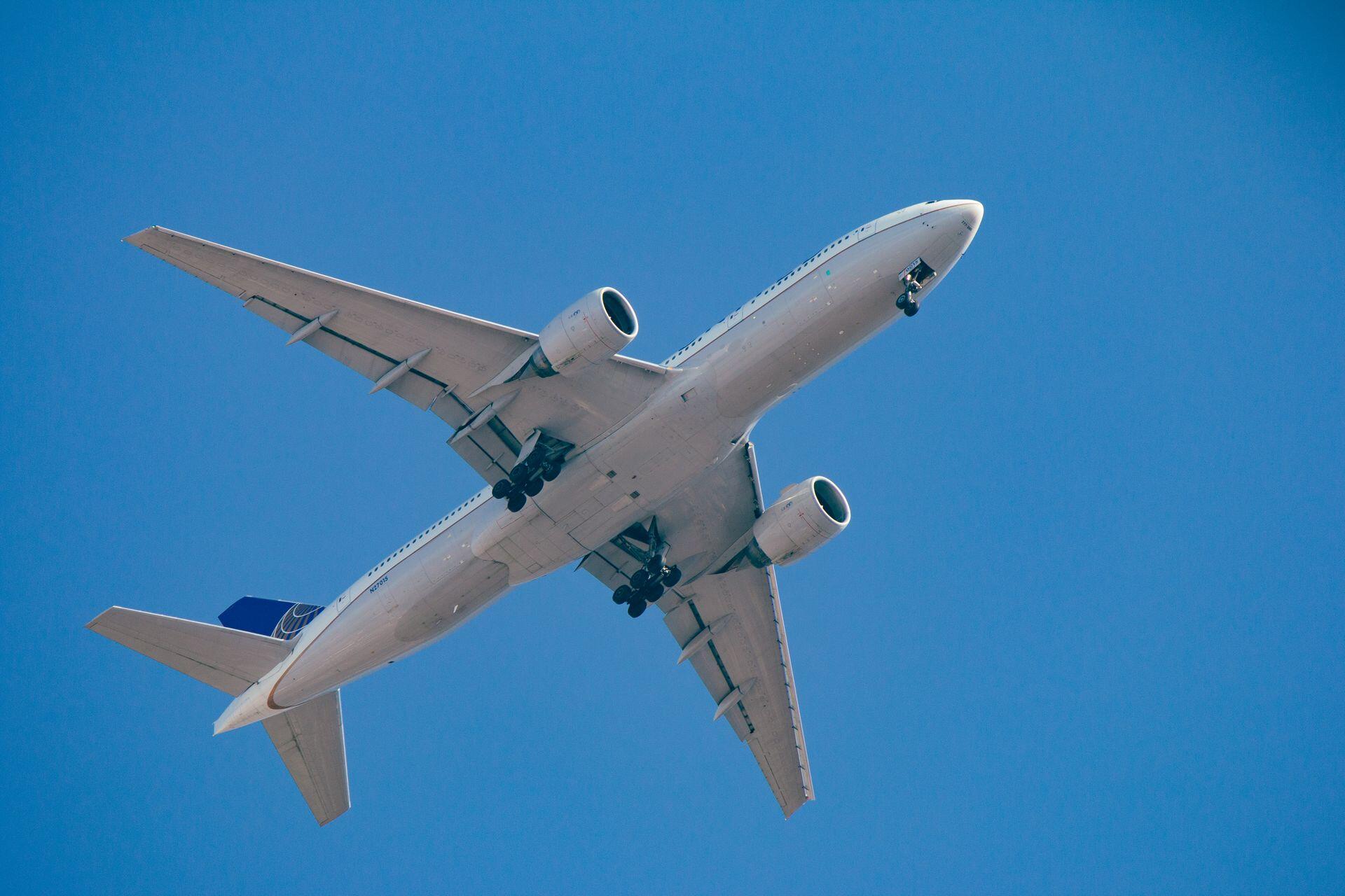 Avión volando en el cielo azul.