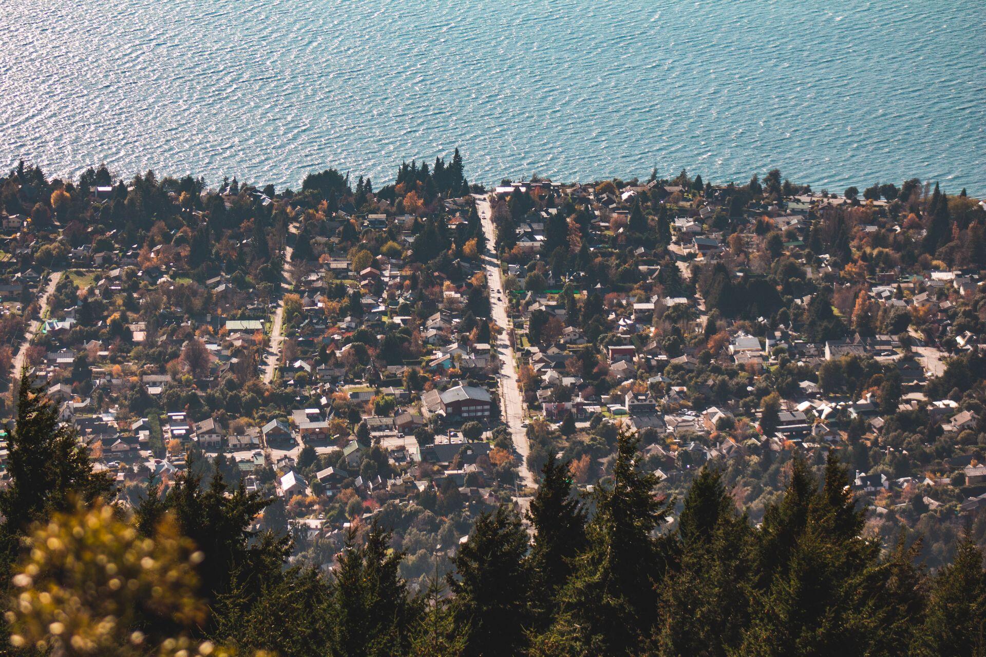 an Carlos de Bariloche, Río Negro, vista aérea de la ciudad y el lago, Geronimo Giqueaux / Pexels.