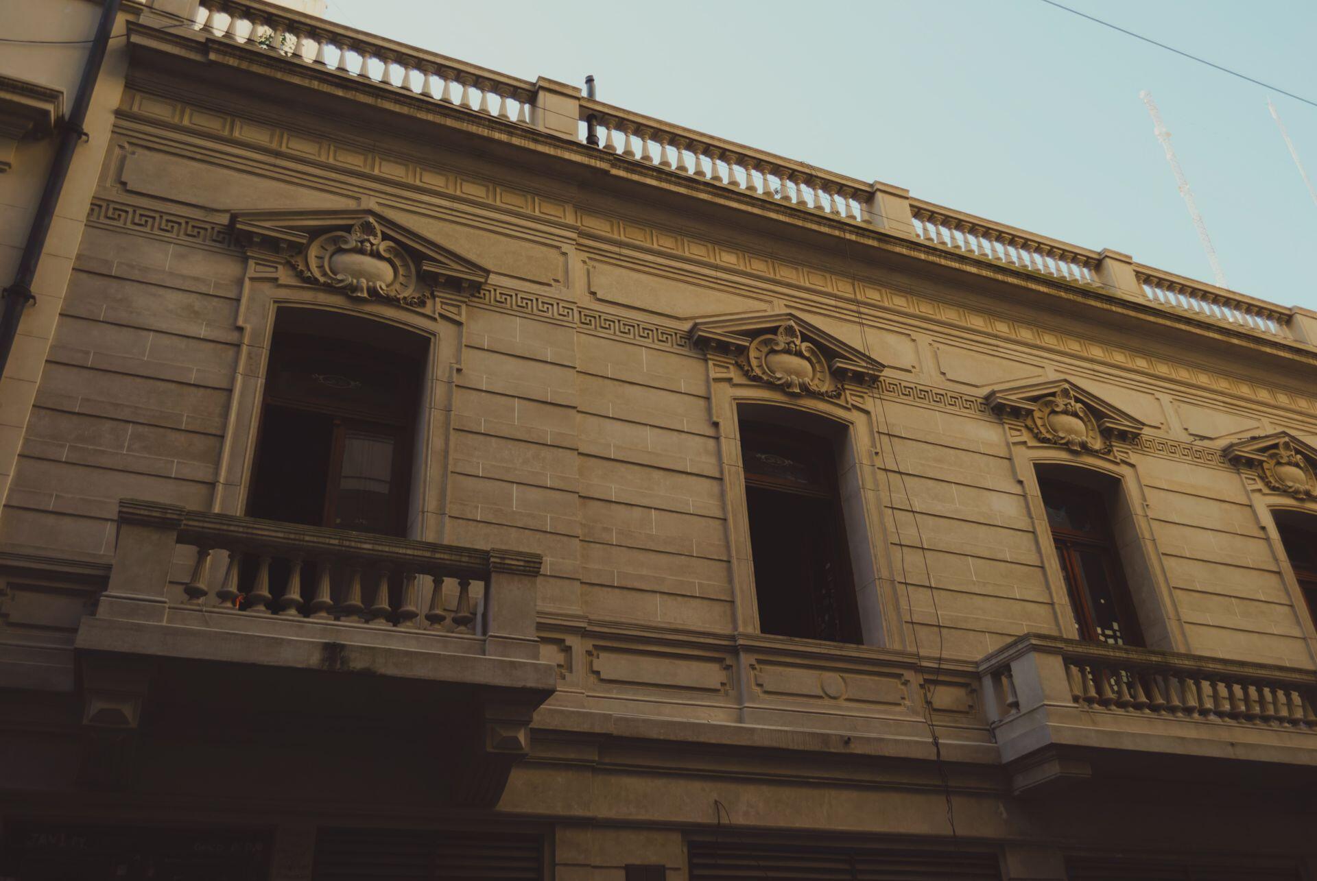 Fachada de edificio antiguo en Buenos Aires representando las azoteas de la defensa de 1807. Fuente: Lucas Agustín.