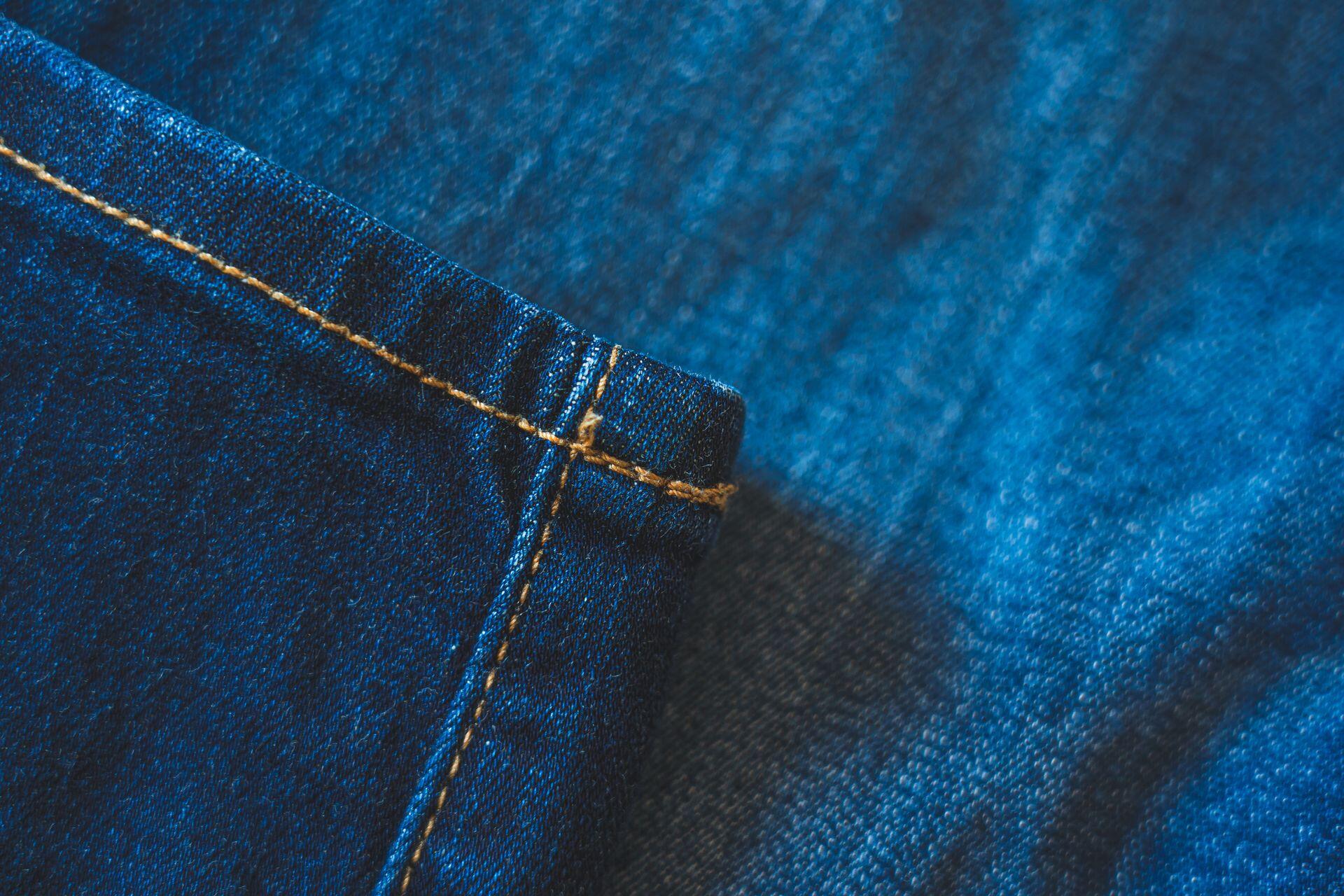 Pantalón de jean azul con dobladillo.