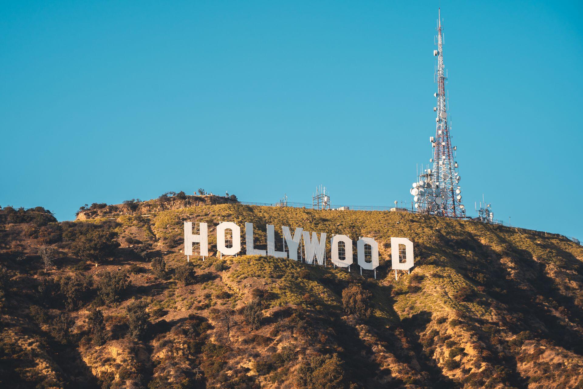 Cartel de Hollywood al lado de la torre sobre la colina.