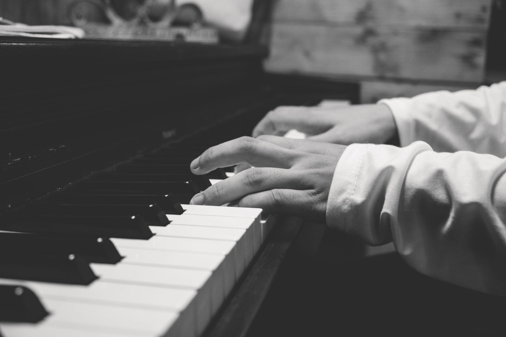Manos sobre las teclas del piano.