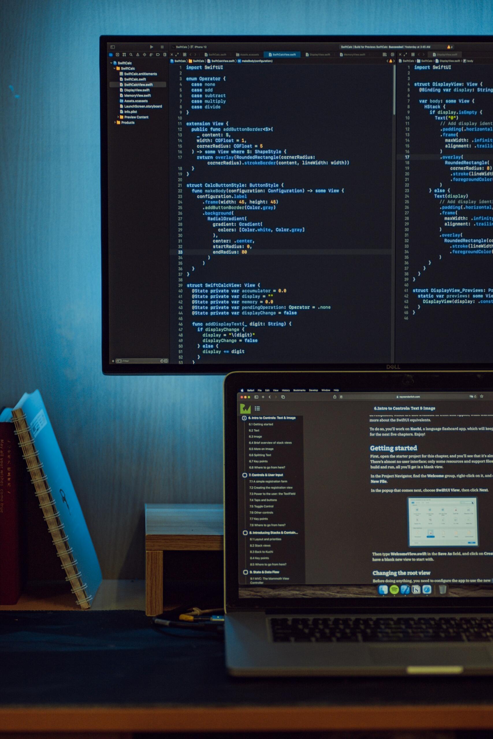 pantallas con código de programación en una laptop y un monitor. Fuente: Safar Safarov.