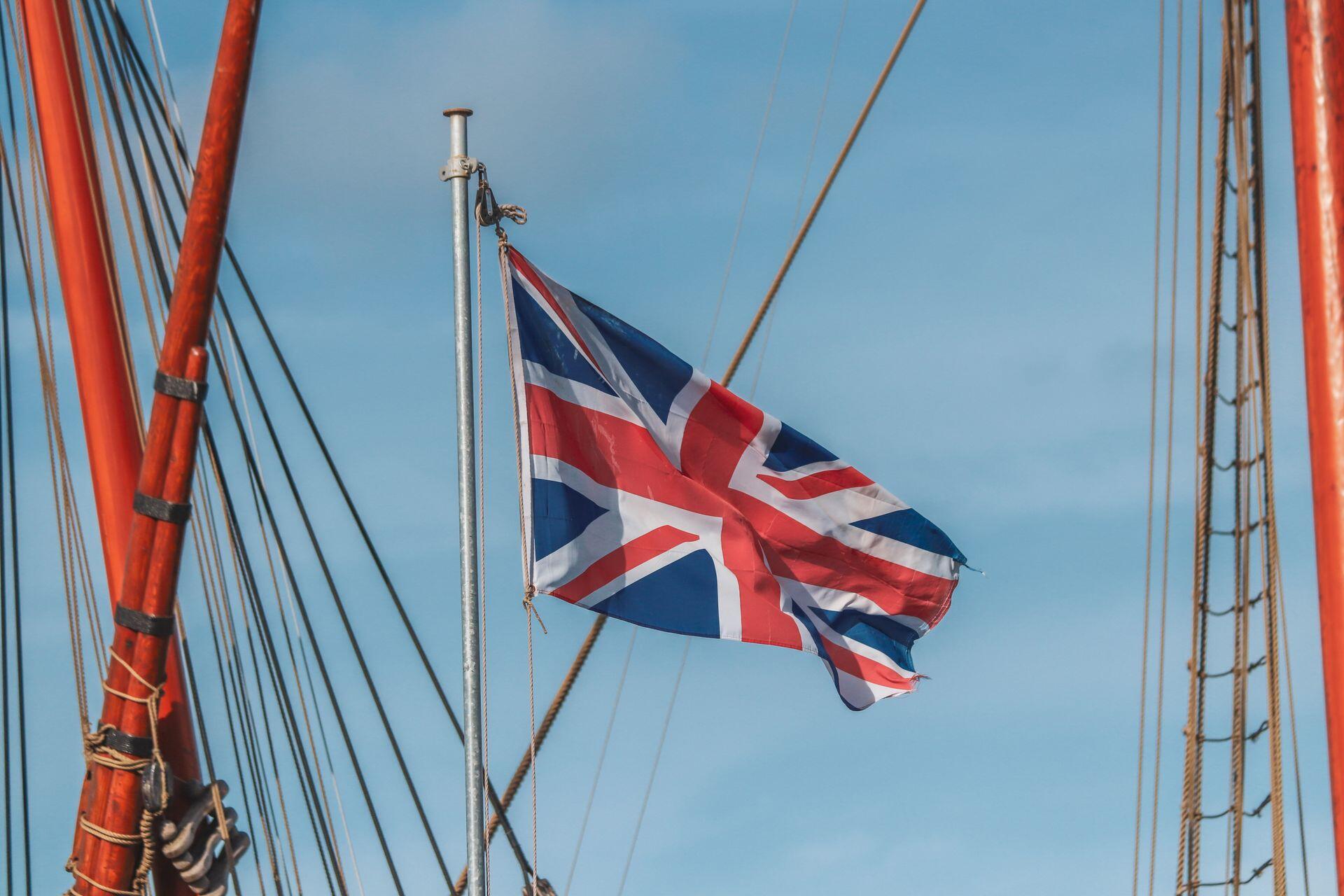 United Kingdom, bandera británica Union Jack ondeando en un mástil, Boys in Bristol Photography.