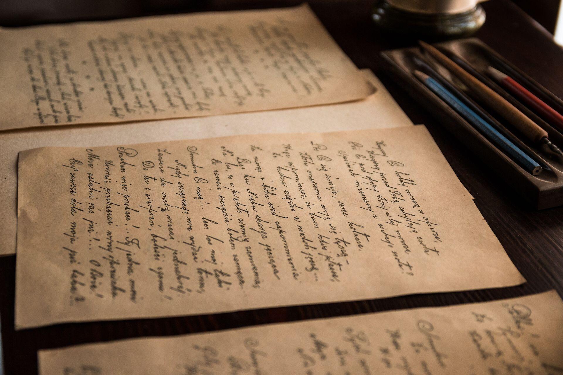 Manuscritos antiguos y plumas sobre una mesa representando la capitulación de Whitelocke. Fuente: Pixabay.