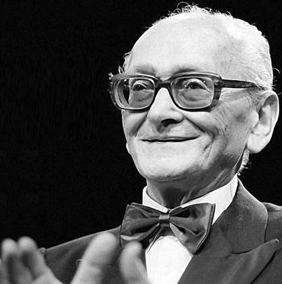 Foto blanco y negro de Osvaldo Pugliese en traje con moño y anteojos.