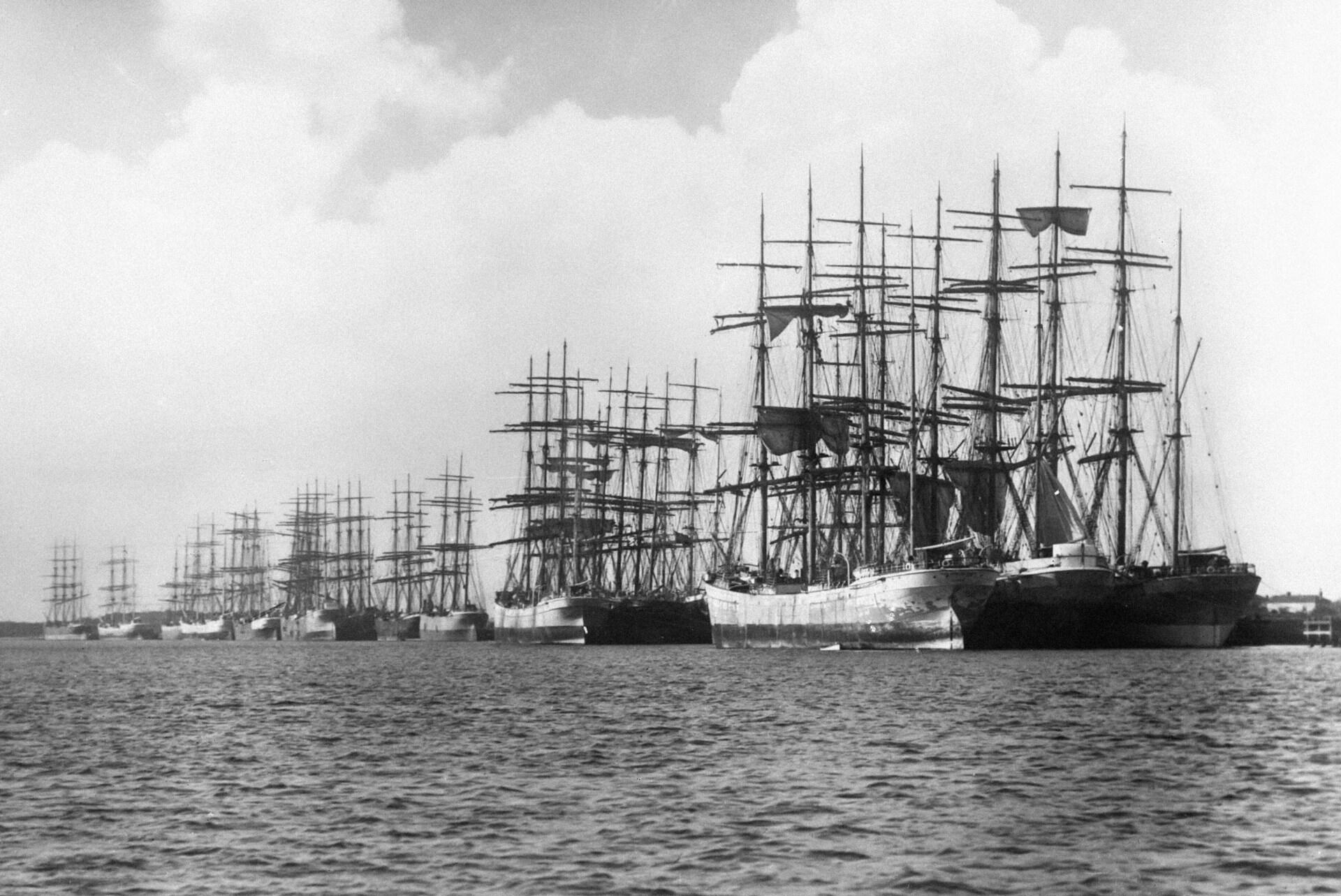 Puerto histórico. Una imponente flota de buques de vela británicos alineados en el agua. Fuente: The Australian National Maritime Museum.