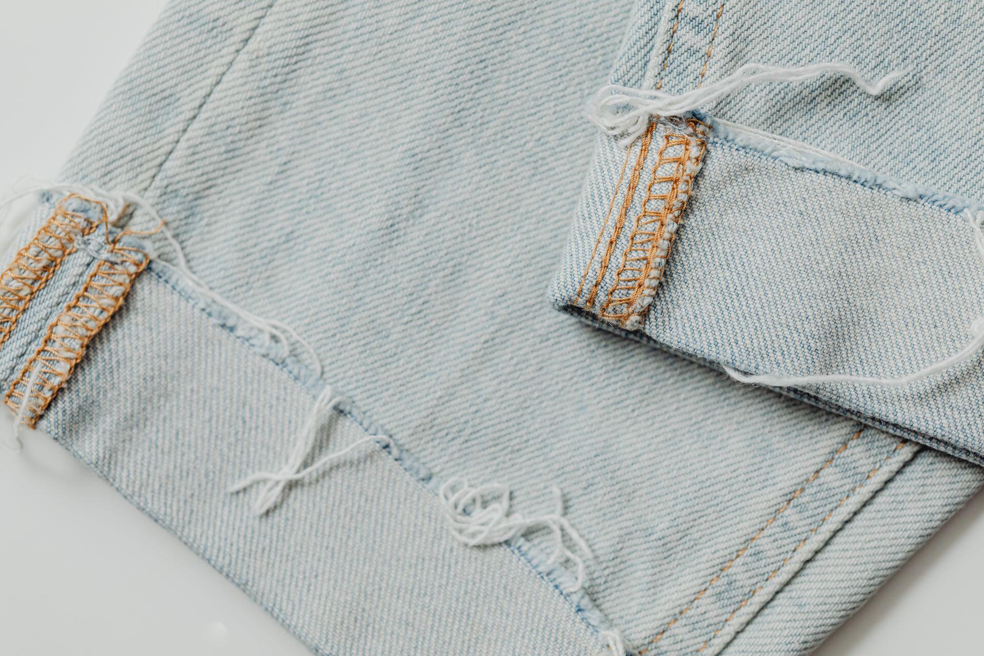 Pantalón de jean sin dobladillo.