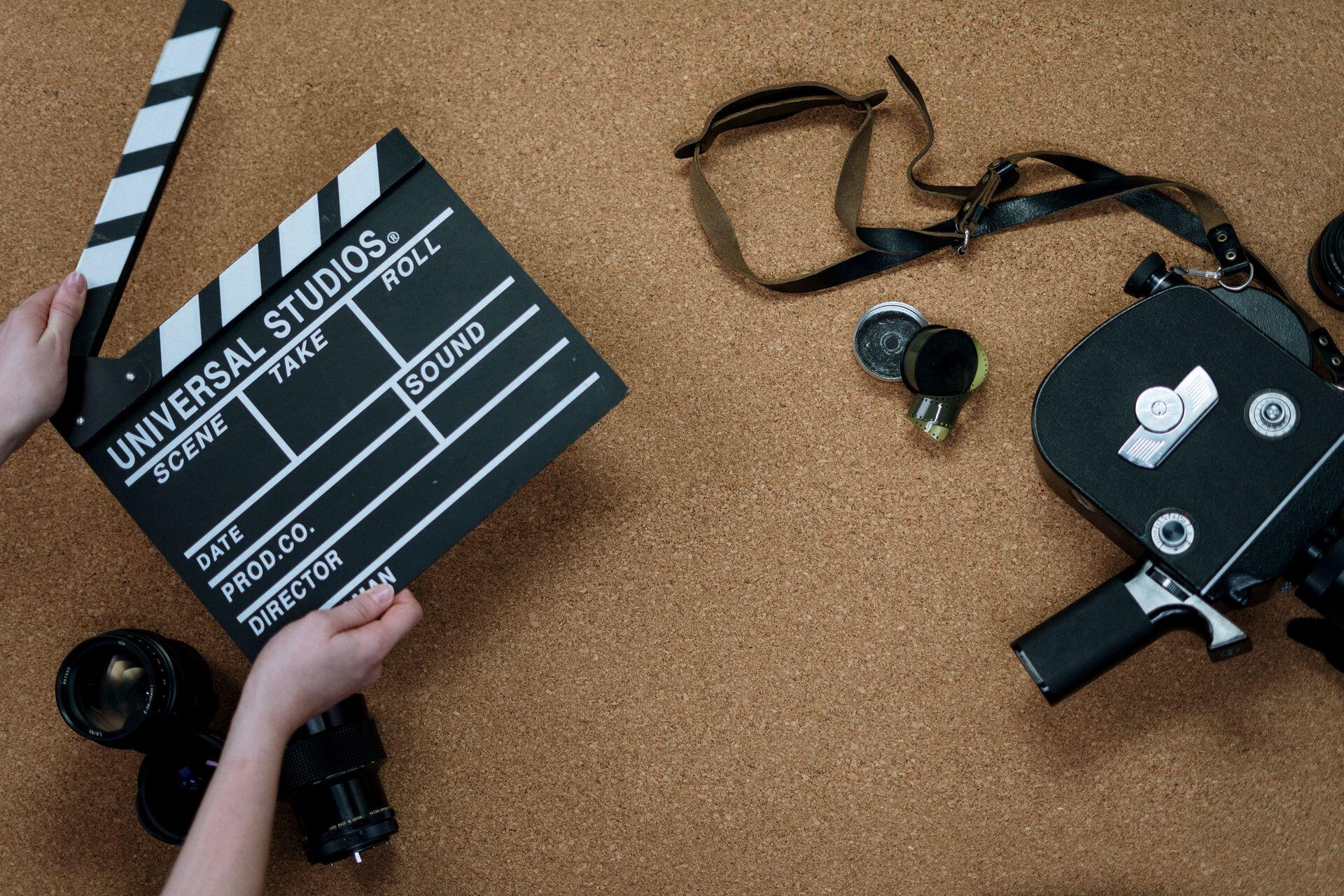 Set de filmación con cartel y cámara.