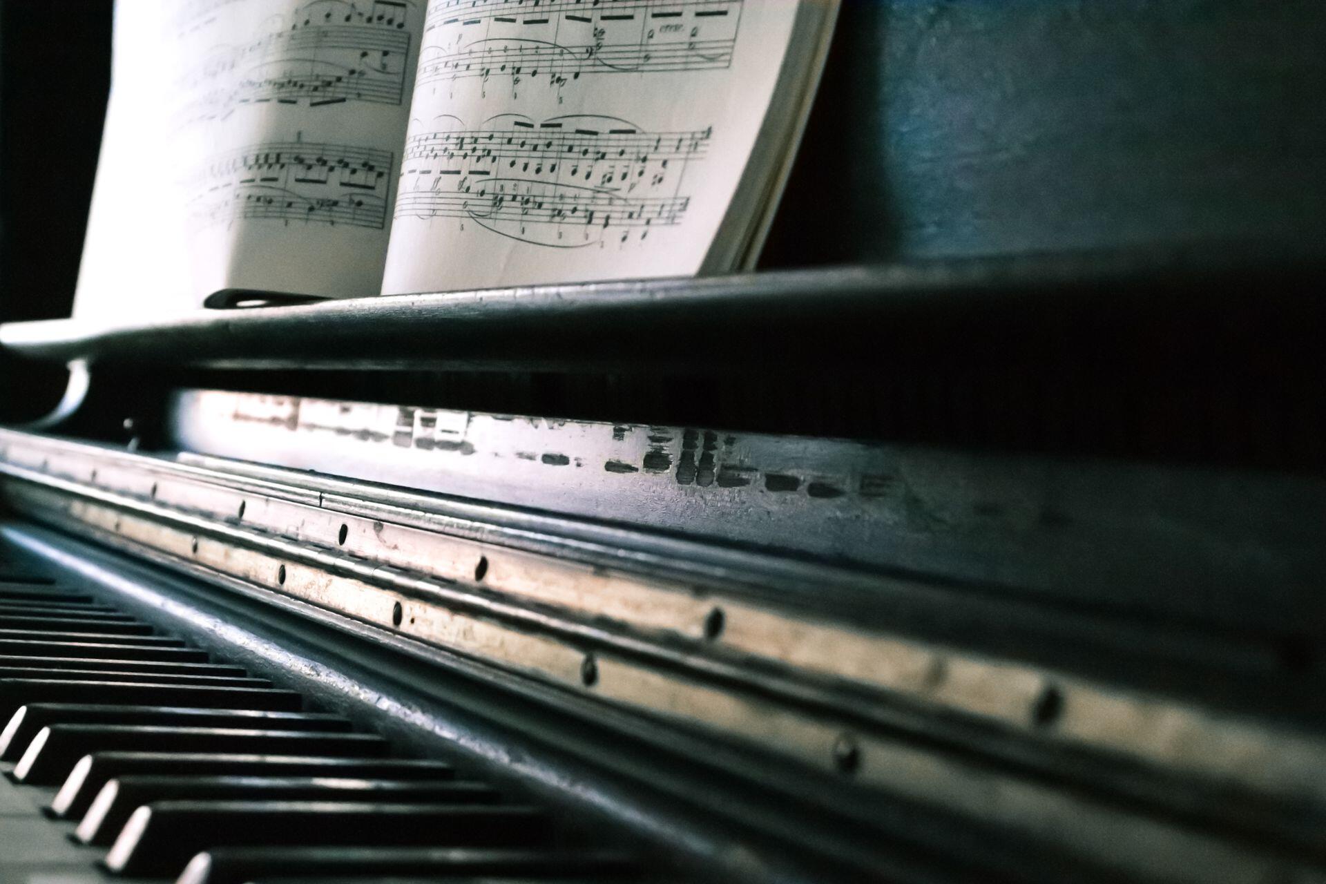 Piano y hoja con partituras.