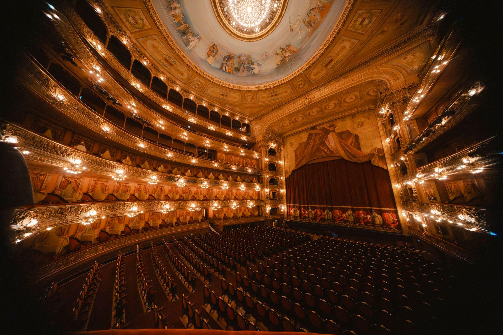 Sala del teatro colon iluminada con cúpula pintada.