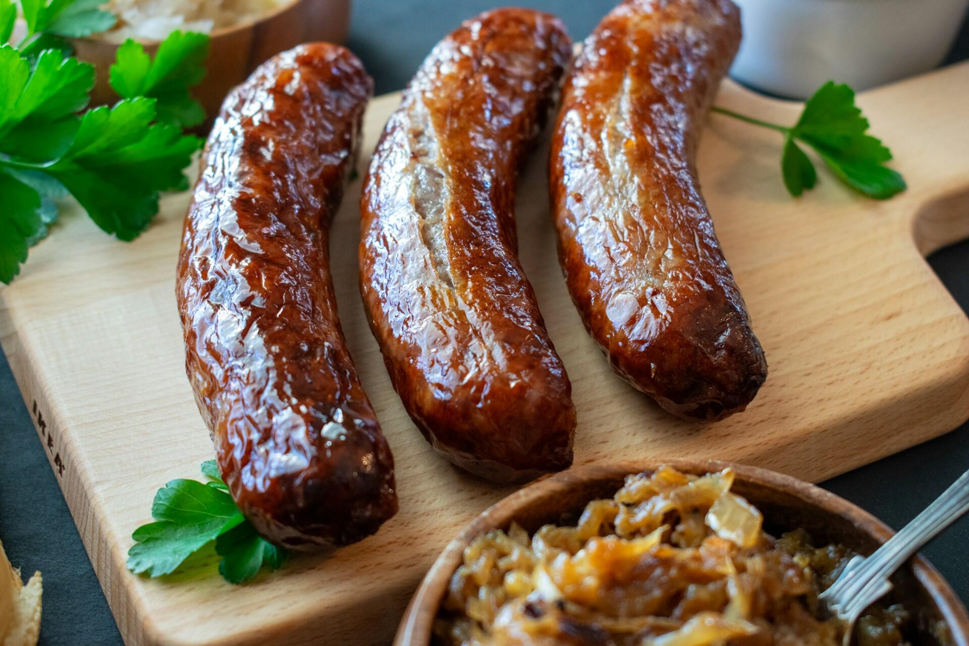 Bar alemán en Buenos Aires, salchichas bratwurst con chucrut, Kelsey Todd.