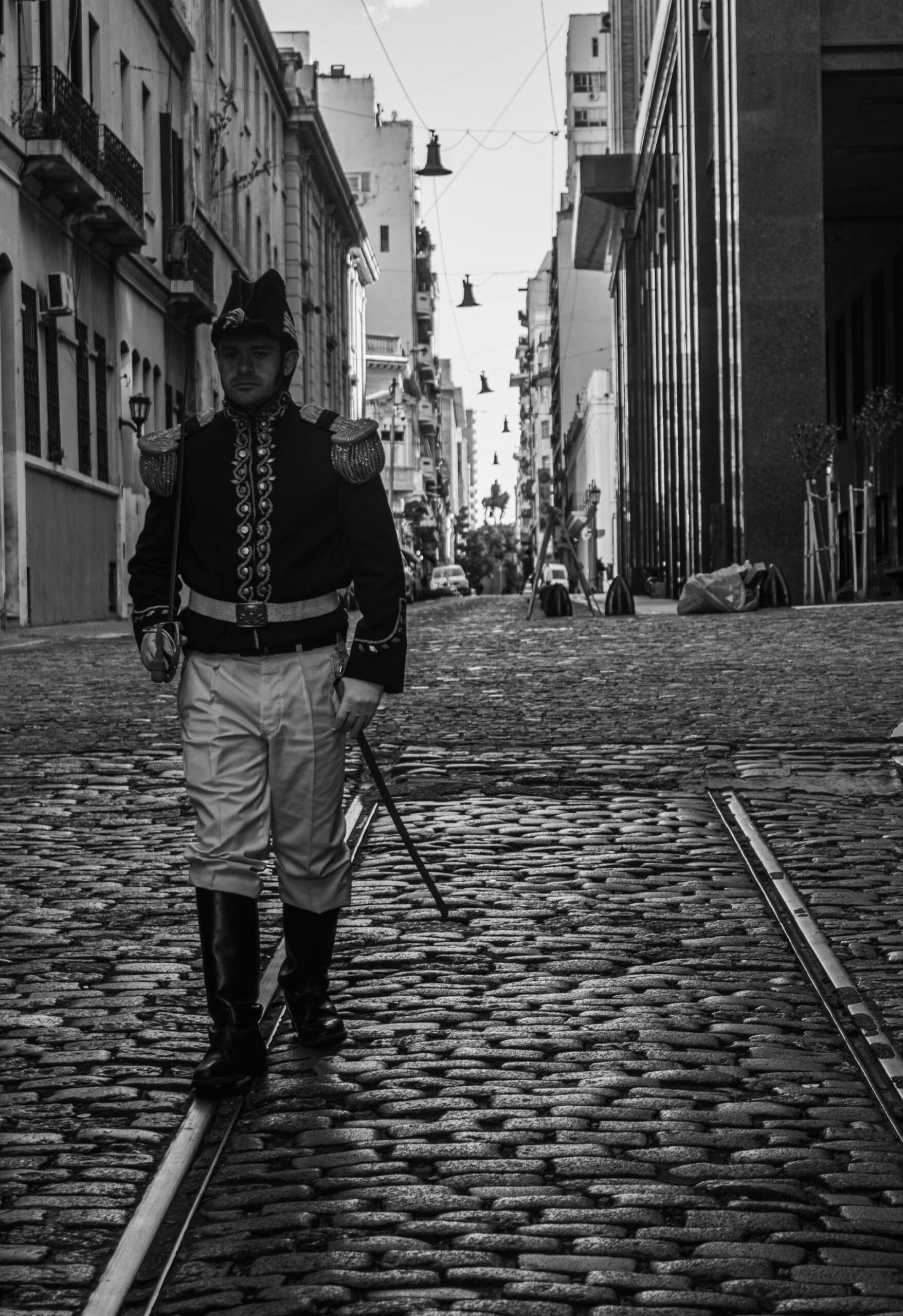 Buenos Aires, recreación de un soldado de las milicias criollas en una calle histórica, Fuente: Archivo Histórico.