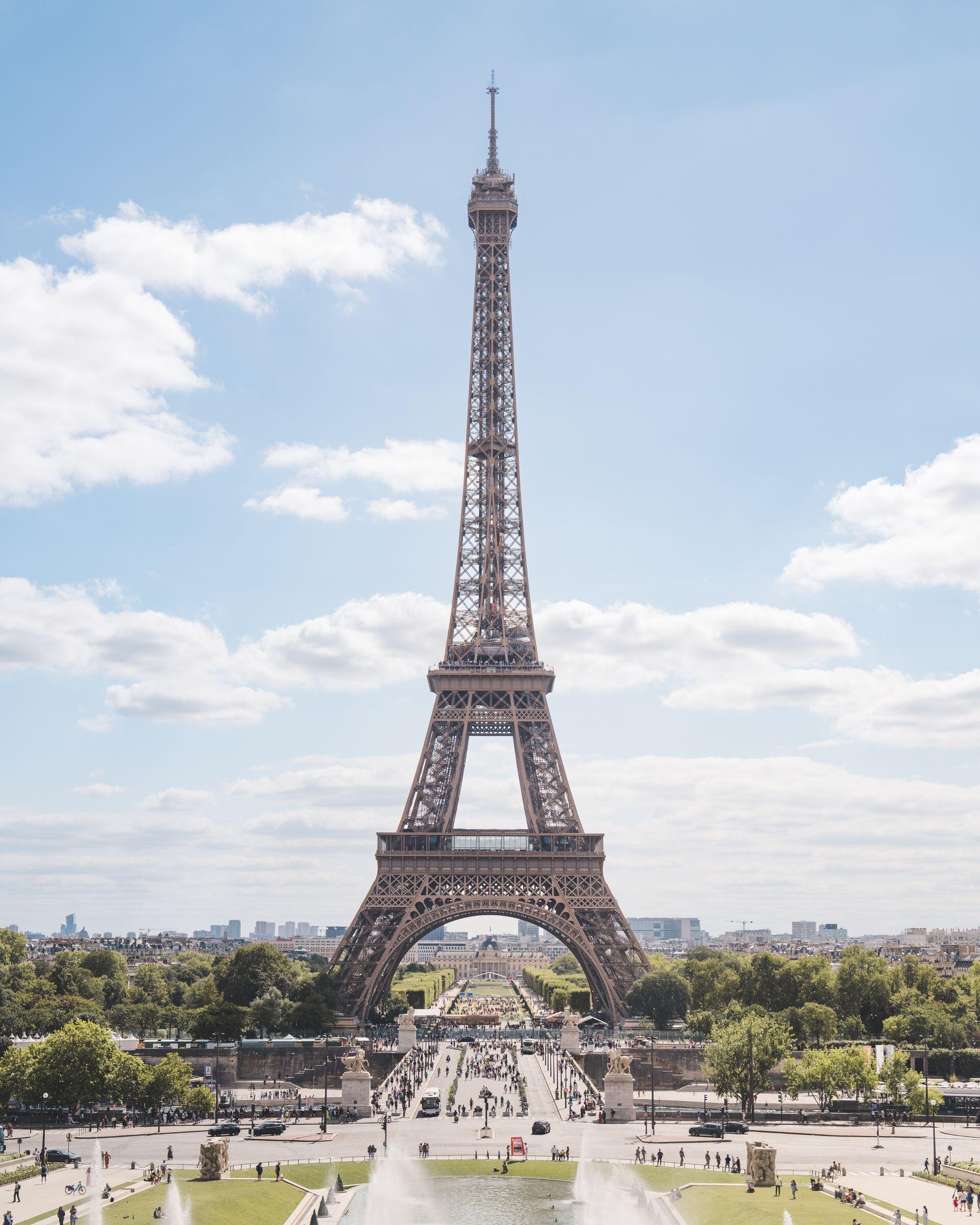 Vista de la Torre Eiffel en día soleado.