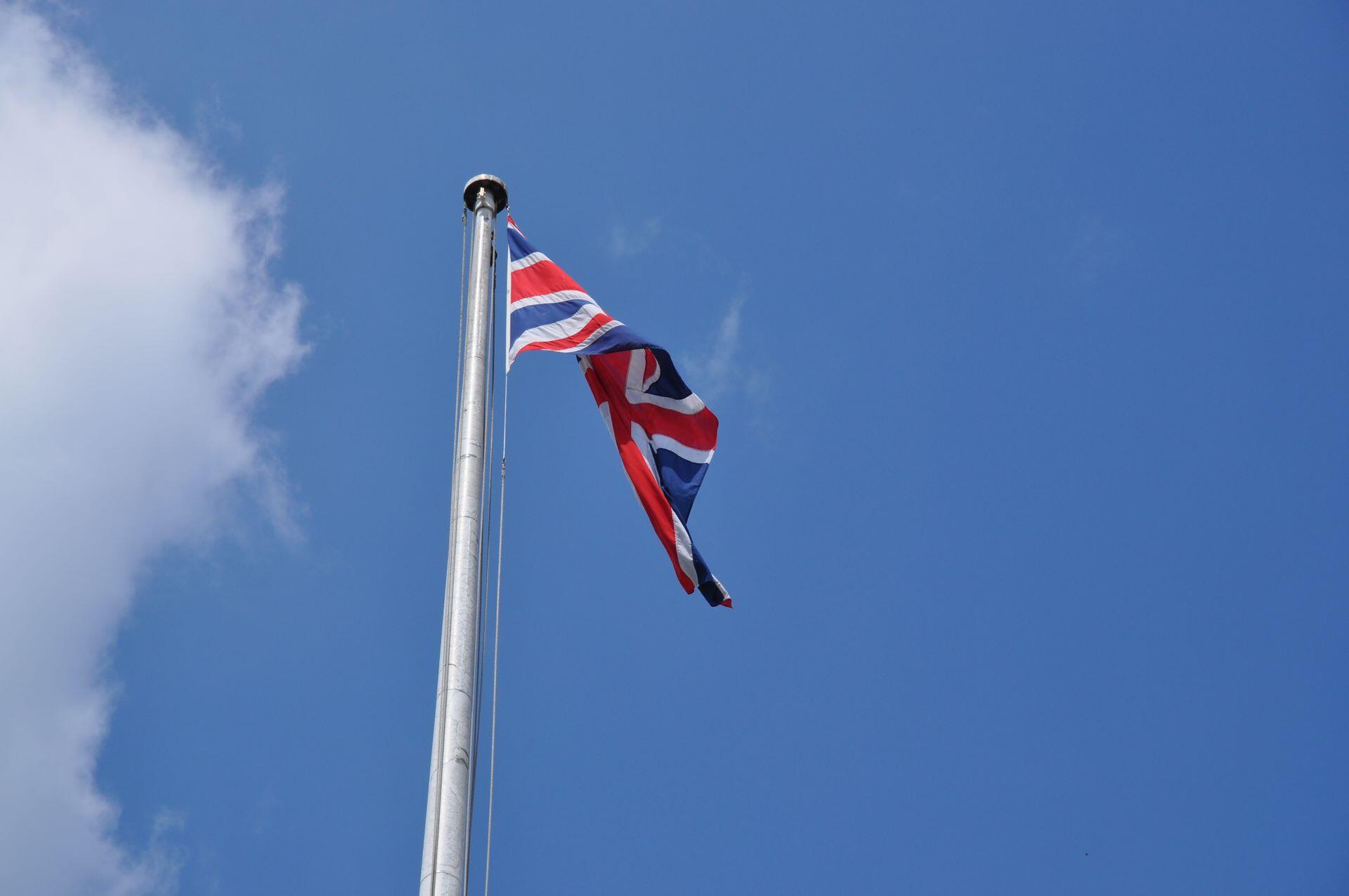 La bandera del Reino Unido (Union Jack) flameando bajo un cielo despejado. Fuente: Joanna Zduńczyk.