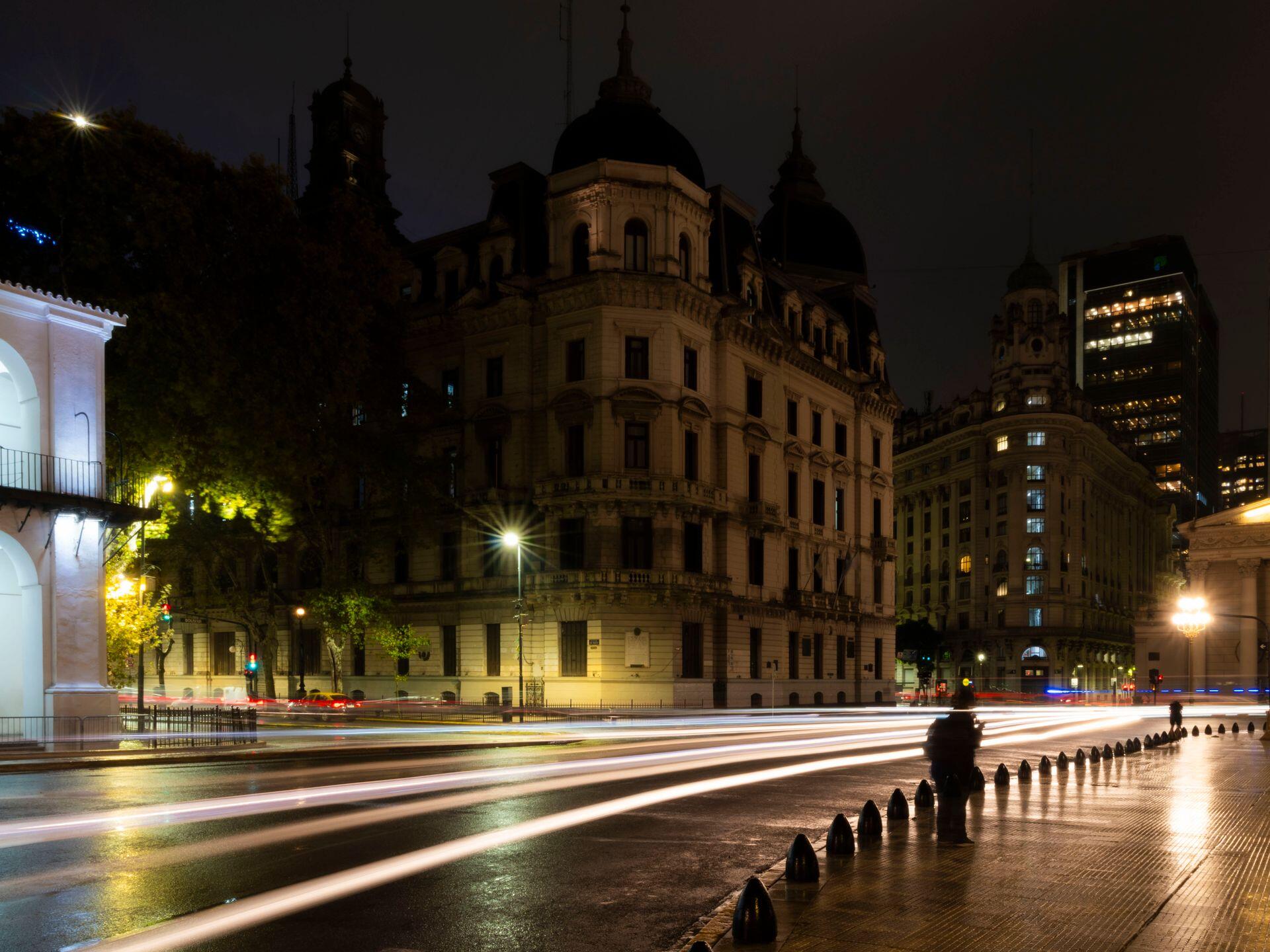 Edificios antiguos en la avenida iluminada.