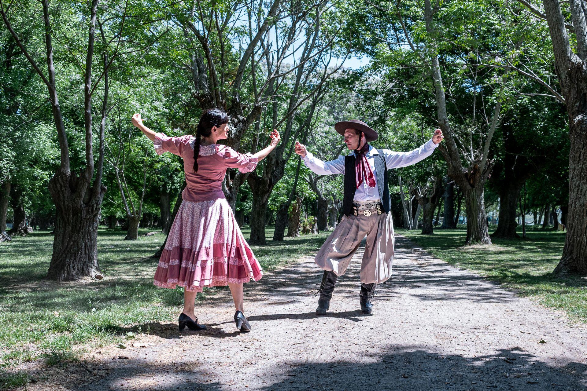 Un hombre y una mujer bailando folcklore al aire libre.