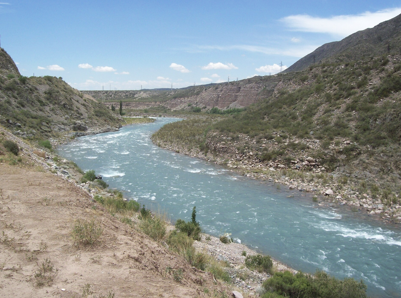 Mendoza, Argentina: río Mendoza al este del túnel de la Ruta Provincial 82. Fotógrafo: Wikimedia Commons.