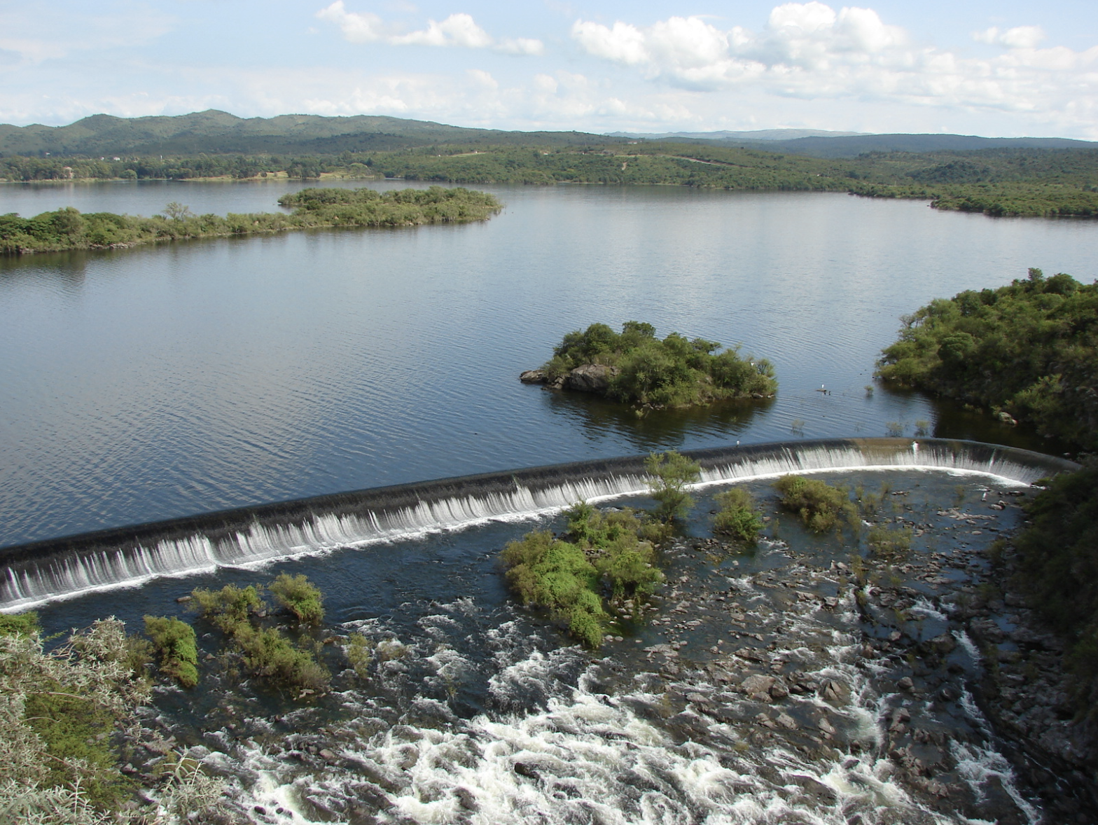 Valle de Calamuchita, Córdoba: vista del vertedero escalonado de un dique y su embalse. Fuente: Wiki Commons.