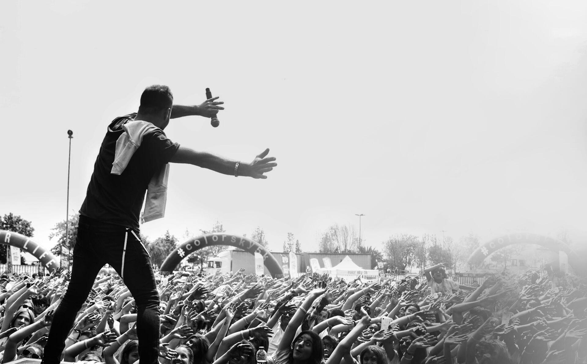 Cantante parado en el escenario frente al público.