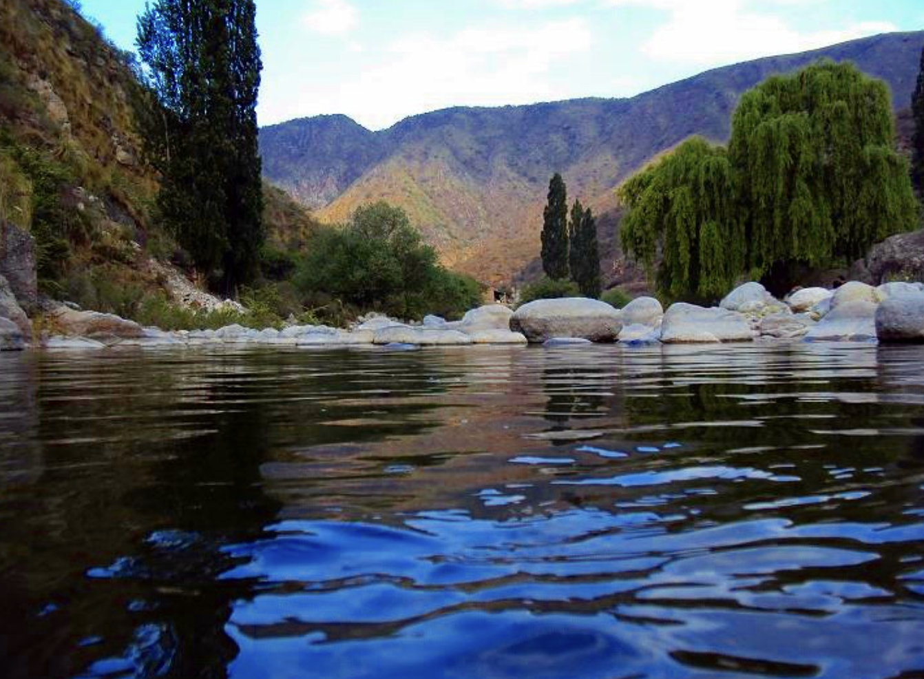 Catamarca, Argentina: Vista de las ondulantes laderas verdes de las sierras bajo un cielo nublado. Fuente: Wiki Commons.