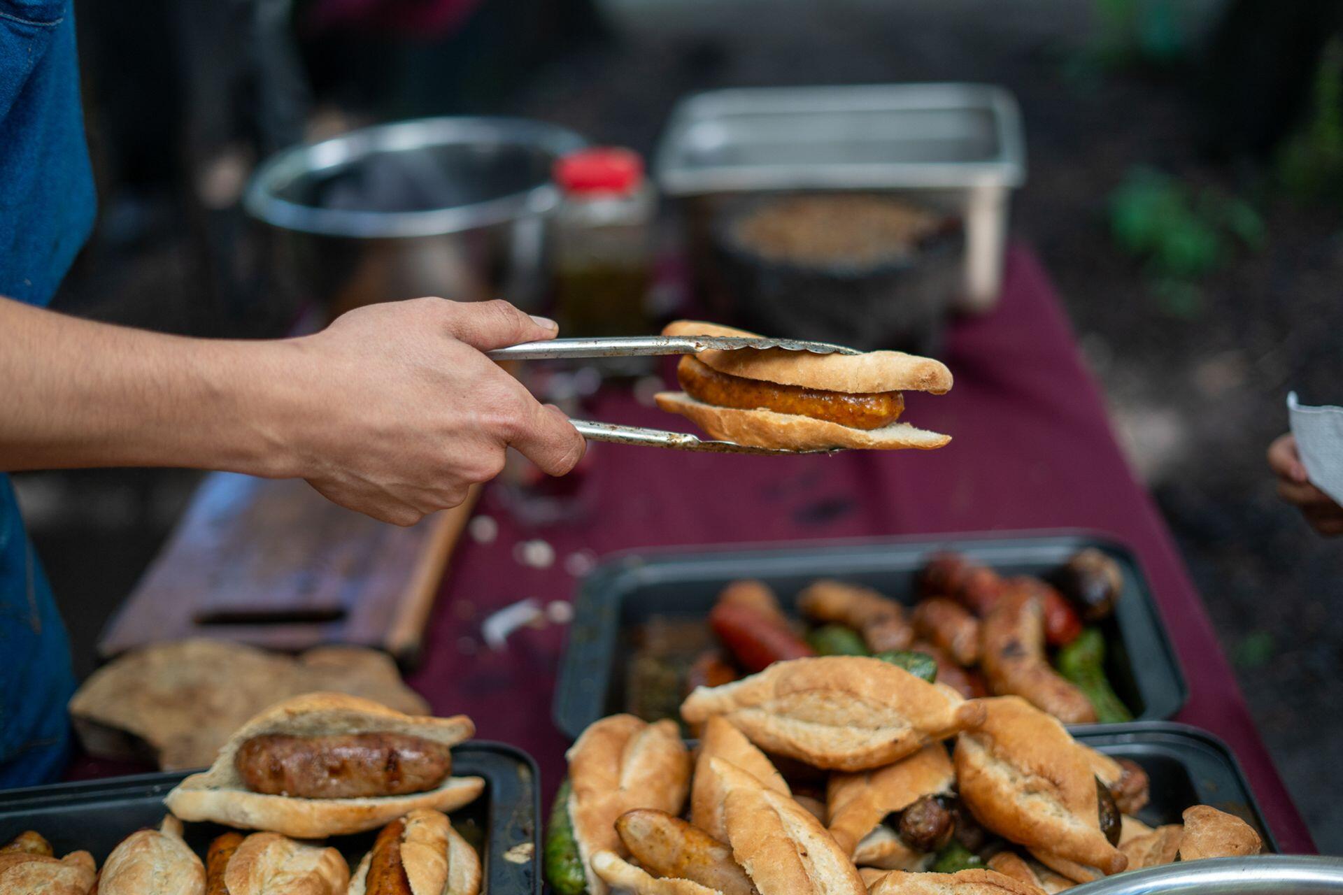 Persona sosteniendo un chori pan con una pinza.