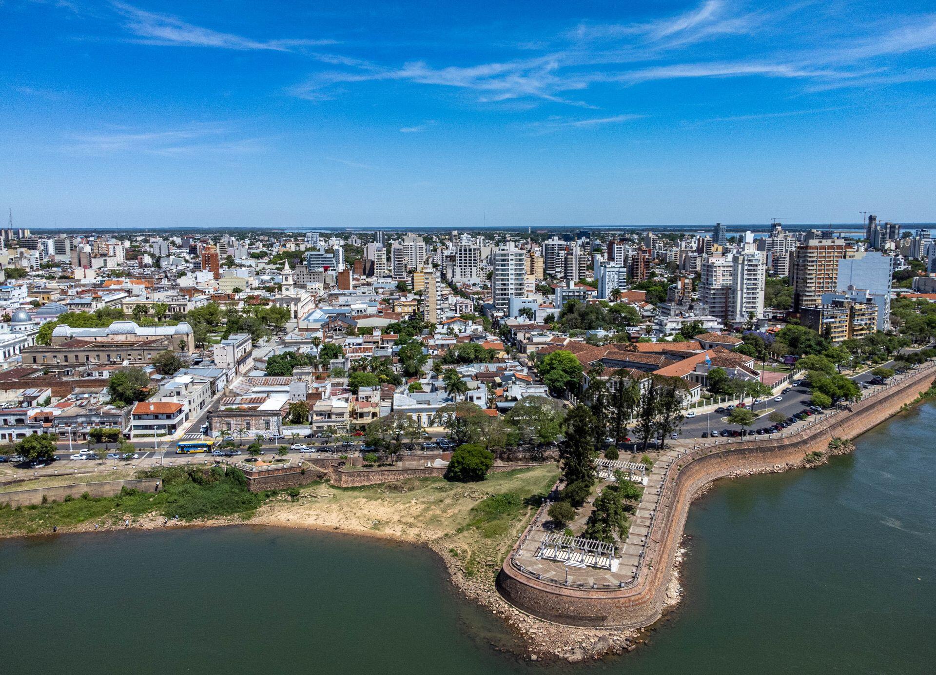 Vista aerea de la ciudad de Corrientes, Argentina frente al río.